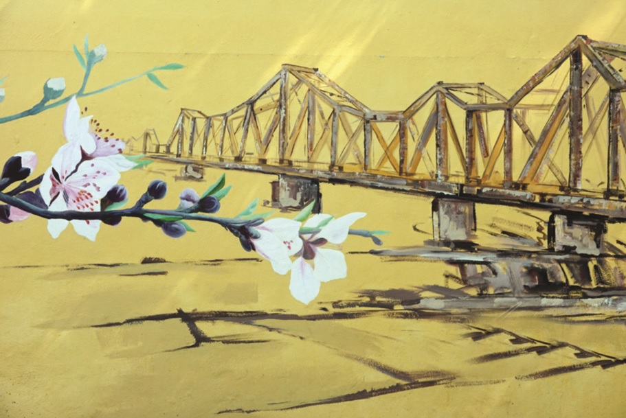 Một bức tranh về Cầu Long Biên trên phố Bích họa Phùng Hưng