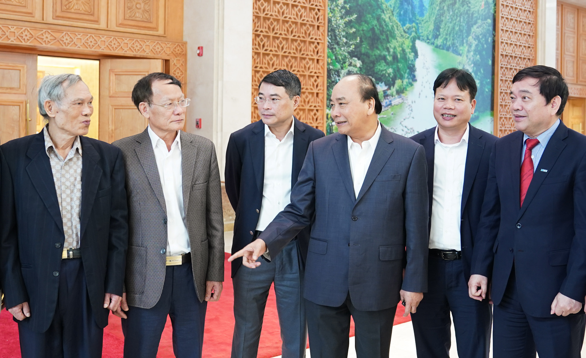 Thủ tướng Nguyễn Xuân Phúc trao đổi với các thành viên Hội đồng Tư vấn chính sách tài chính, tiền tệ quốc gia. Ảnh: VGP/Quang Hiếu