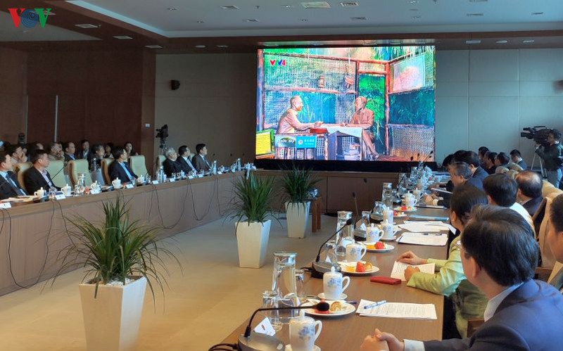 Các đại biểu theo dõi một bộ phim tài liệu về Chủ tịch Hồ Chí Minh.