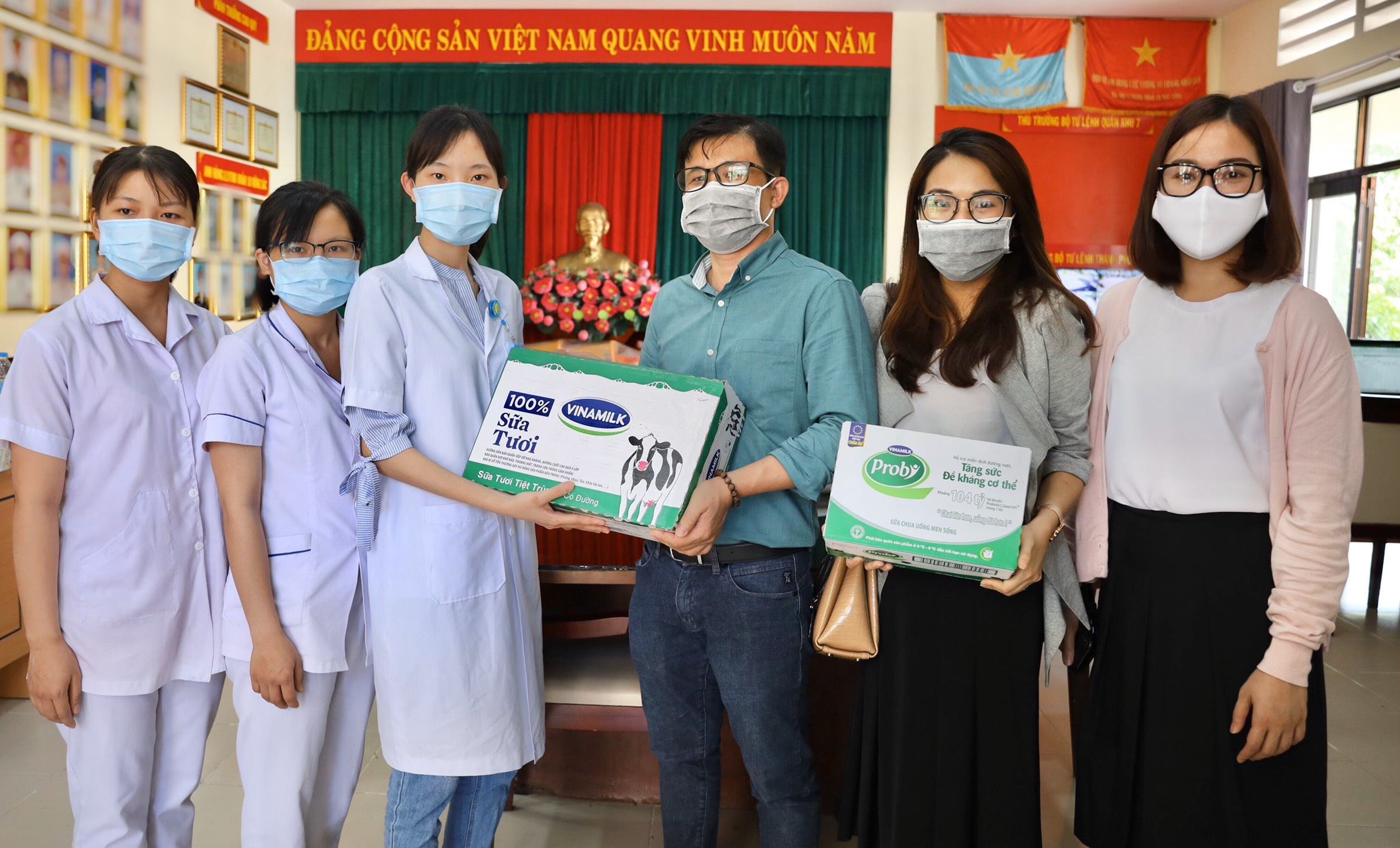 Đại diện Vinamilk trao tận tay sản phẩm sữa đến các y, bác sĩ đang công tác tại khu cách ly thuộc huyện Nhà Bè (TP. Hồ Chí Minh)