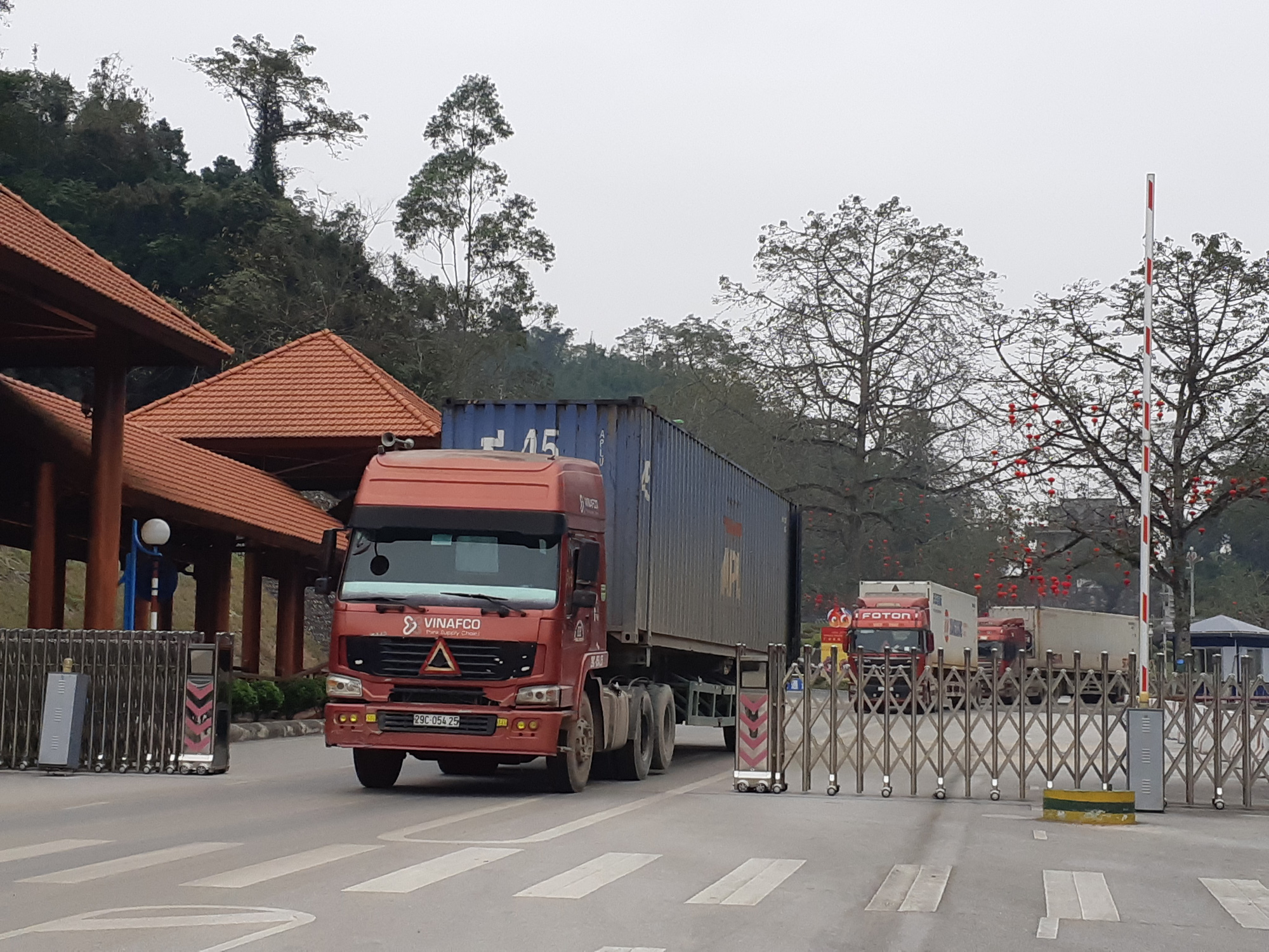 Các xe hàng được thông quan tại Cửa khẩu Hữu Nghị (Lạng Sơn)