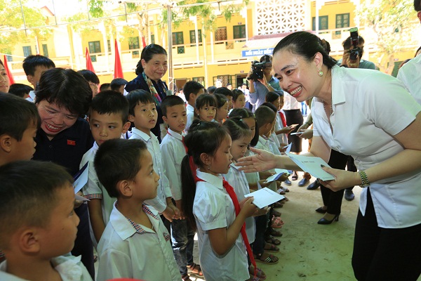 Tổng Giám đốc Đỗ Nguyệt Ánh tặng học bổng cho học sinh nghèo trường Tiểu học Vĩnh Lạc (Vĩnh Phúc))