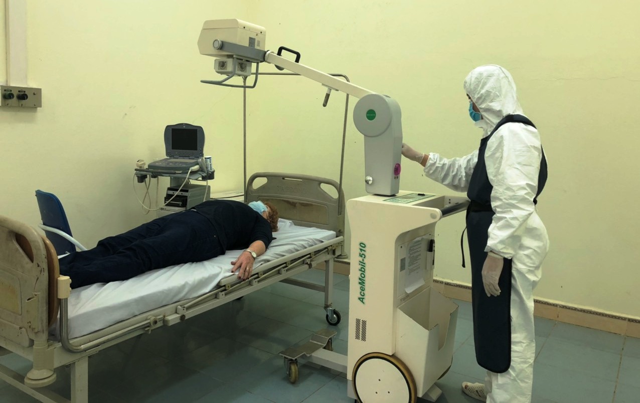 Chụp X.quang kiểm tra phổi, lấy mẫu 2 bệnh nhân người Anh bị nhiễm Covid-19 tại Bệnh viện Đa khoa Lào Cai