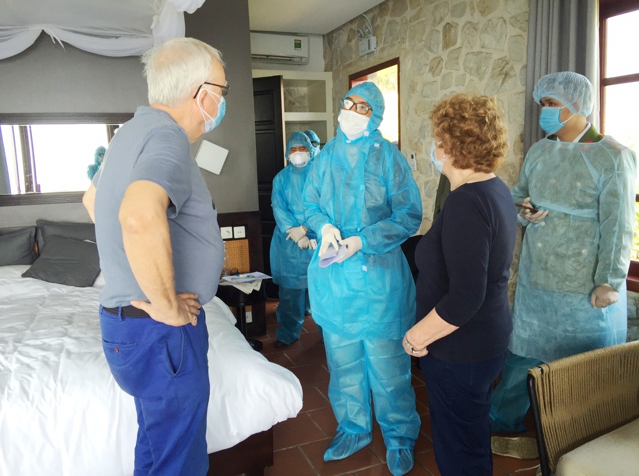 Thực hiện cách ly bốn du khách người Anh, đi cùng chuyến bay VN0054, nghi nhiễm Covid-19, tại khách sạnSilk Path, thị xã Sa Pa