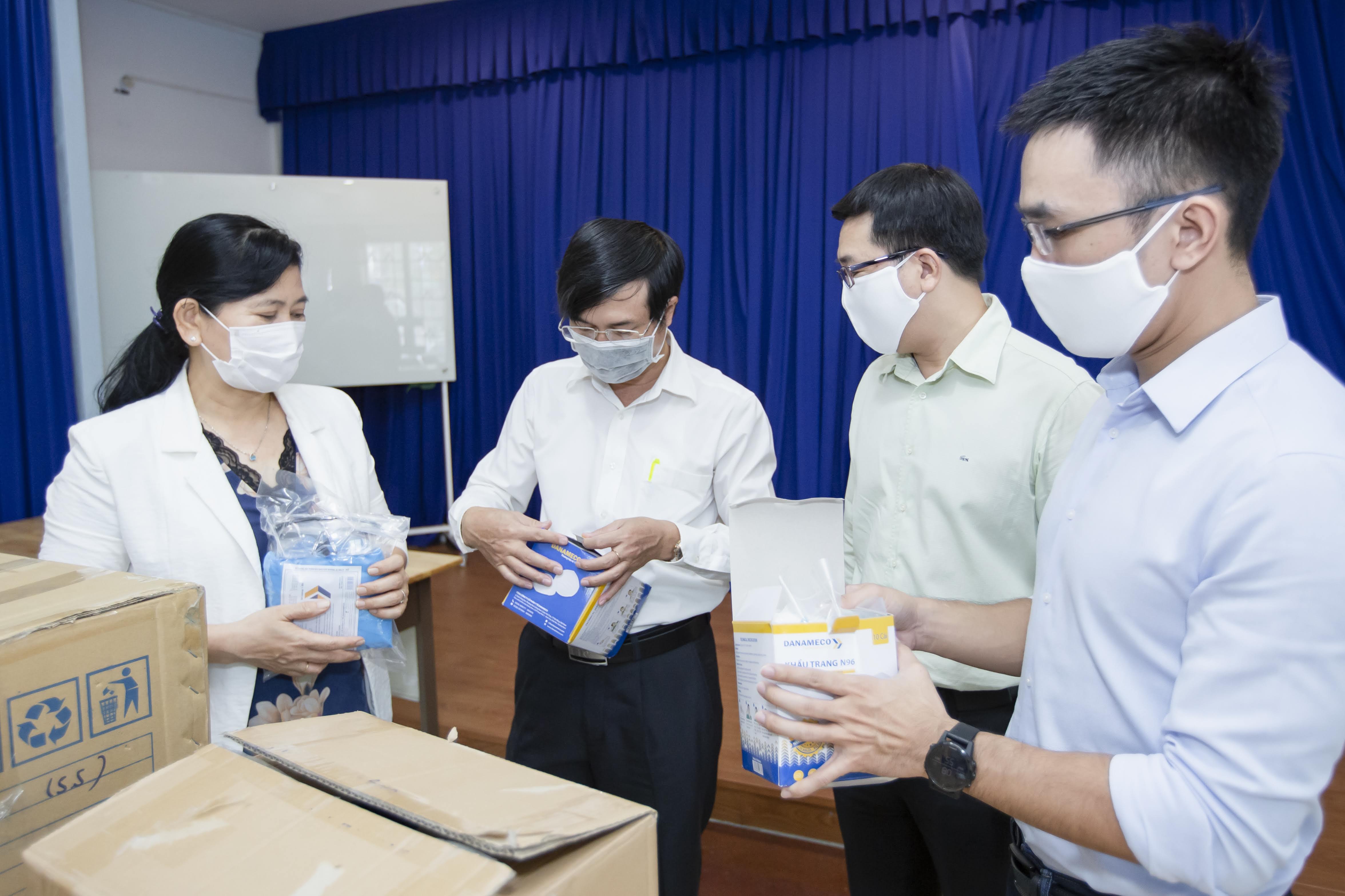Đại diện Vinamilk thay mặt tập thể nhân viên Công ty trao tặng 2.000 bộ đồ bảo hộ và khẩu trang chuyên dụng cho Sở Y tế TP. Hồ Chí Minh
