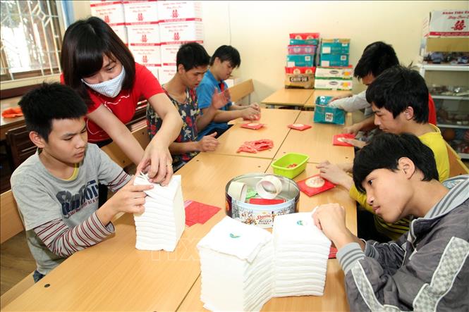 Cán bộ hướng dẫn trẻ em khuyết tật lao động trị liệu tại Trung tâm Phục hồi chức năng Việt Hàn, Hà Nội. Ảnh minh họa: Anh Tuấn/TTXVN