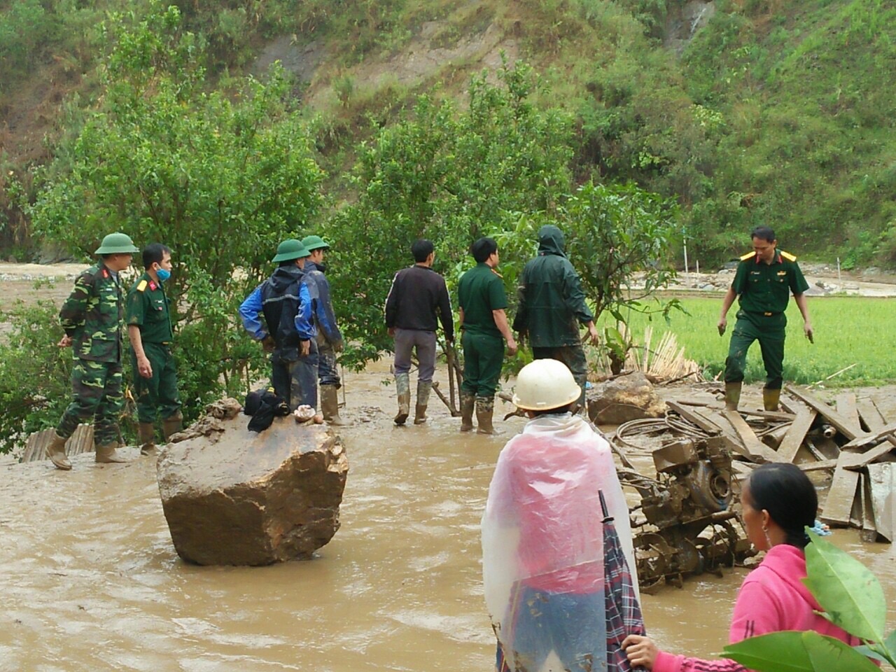 Lực lượng chức năng huyện Phong Thổ tìm kiếm người bị nạn