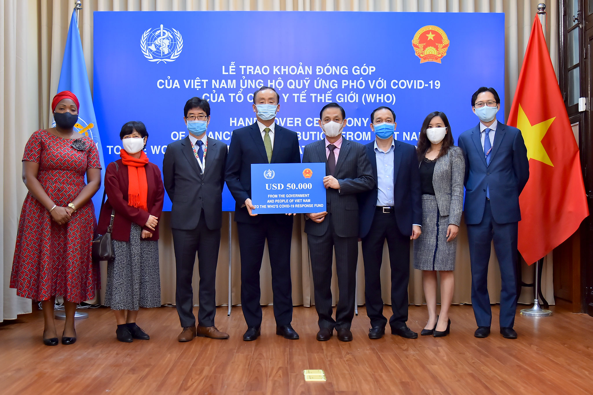 Thứ trưởng Bộ Ngoại giao Lê Hoài Trung trao tượng trưng khoản đóng góp 50.000 đô la Mỹ của Chính phủ và nhân dân Việt Nam ủng hộ Quỹ ứng phó với Covid-19 của Tổ chức Y tế thế giới (WHO).