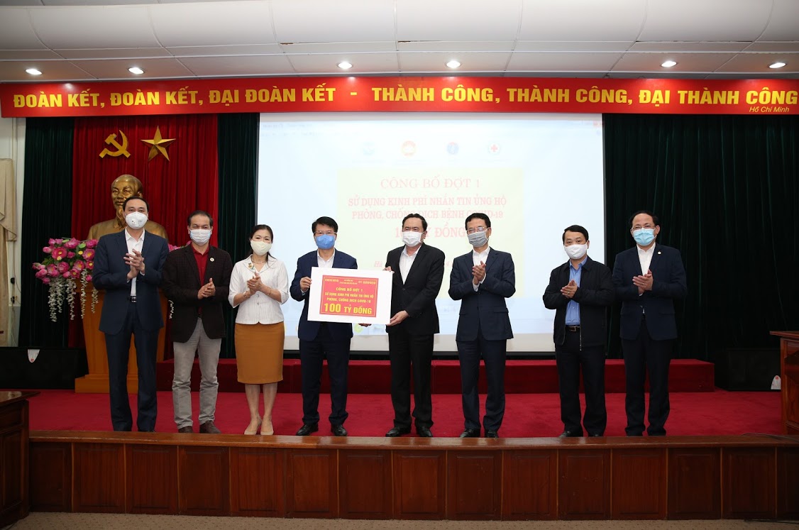 Ban Thường trực Ủy ban Trung ương MTTQ Việt Nam, Bộ Thông tin và Truyền thông, Bộ Y tế, Hội Chữ thập đỏ Việt Nam trao 100 tỷ đồng từ nguồn nhắn tin ủng hộ cho Bộ Y tế 