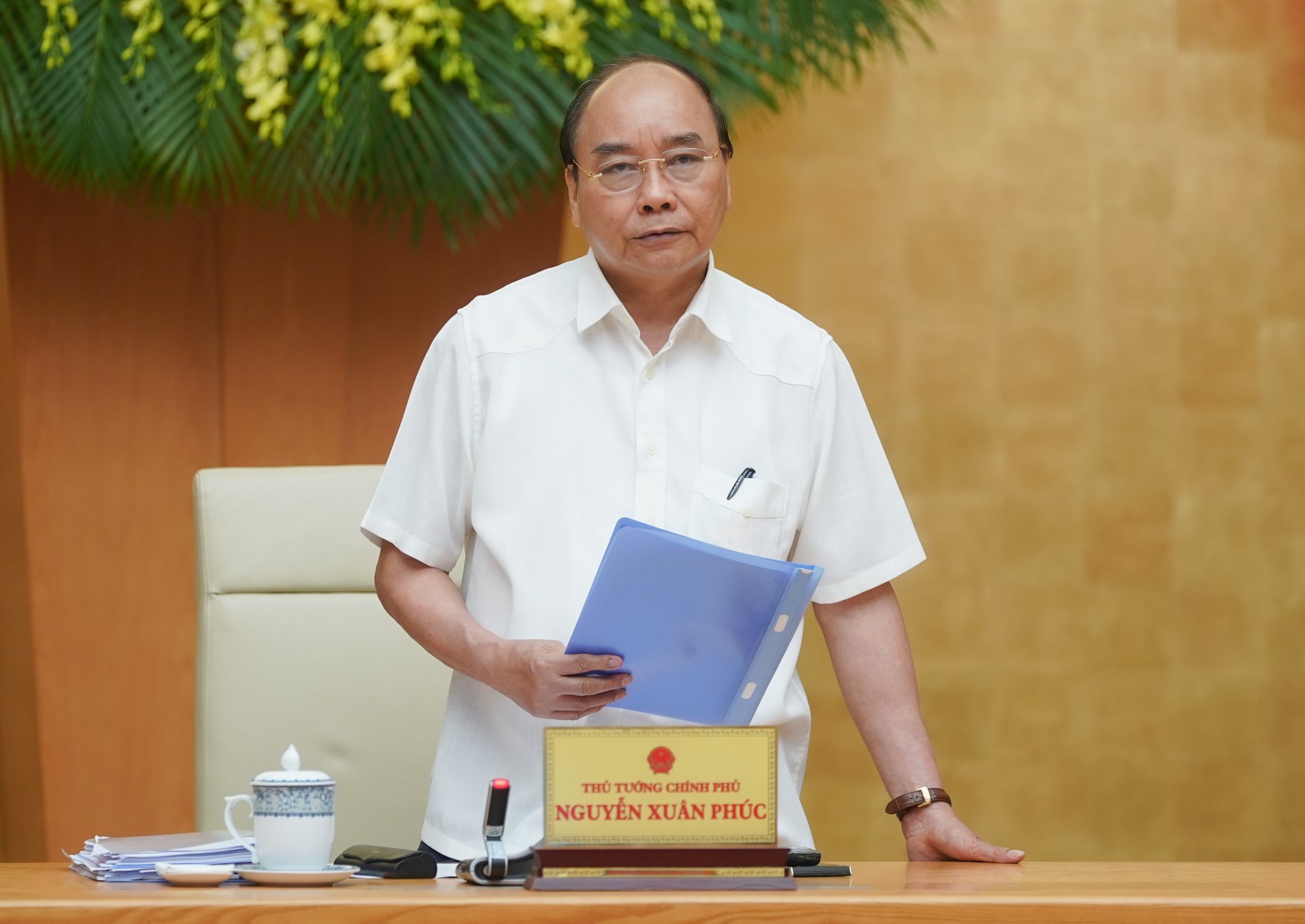 Thủ tướng Nguyễn Xuân Phúc chủ trì cuộc họp nghe Ban Chỉ đạo quốc gia báo cáo tình hình dịch COVID-19 và các biện pháp mới. Ảnh: VGP/Quang Hiếu