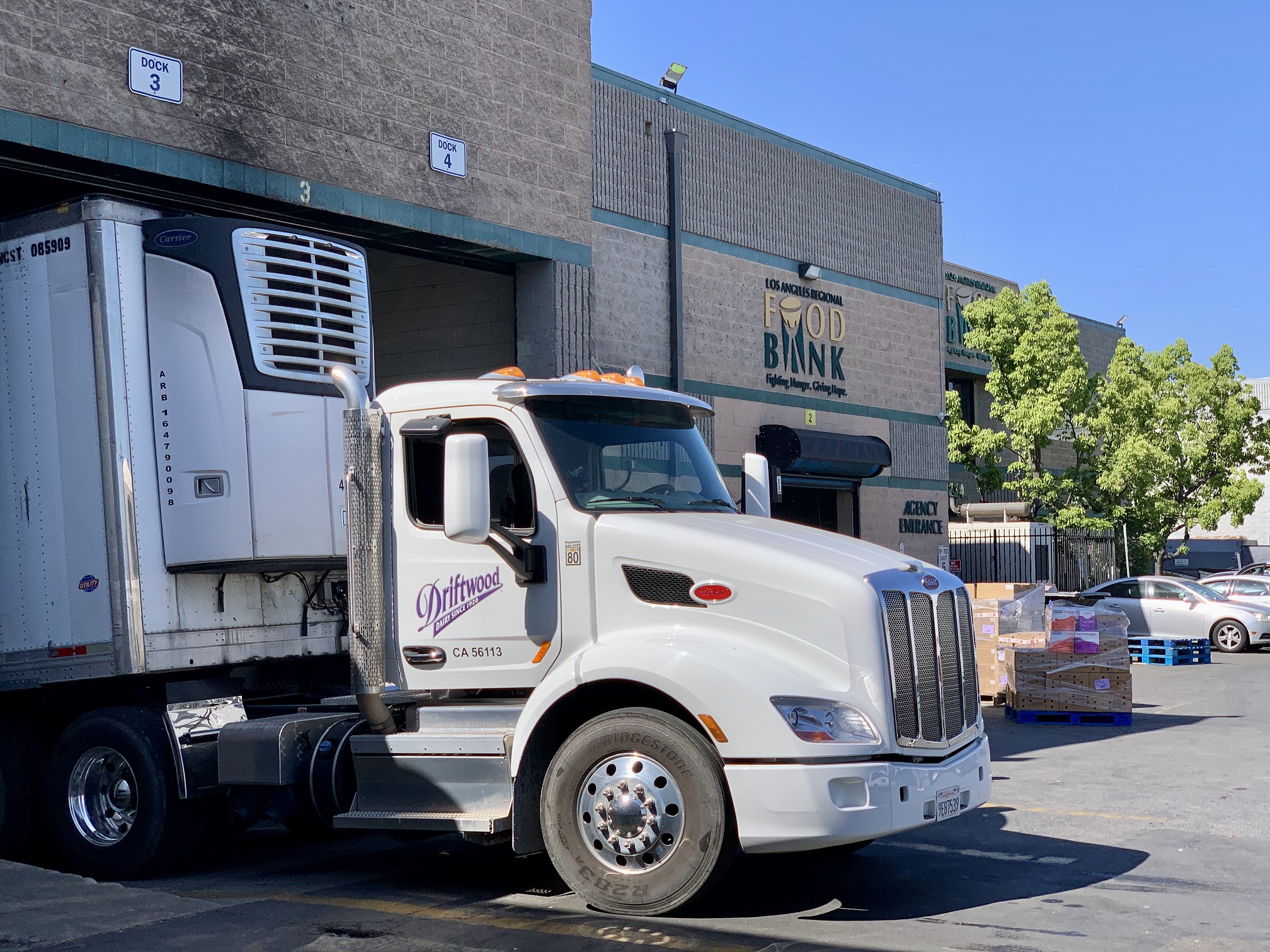 Xe của Nhà máy Driftwood vận chuyển sữa đến trụ sở của Food Bank tại khu vực Los Angeles