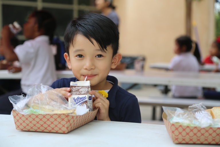 Trẻ em là một trong những đối tượng thụ hưởng chính của chương trình hỗ trợ thực phẩm miễn phí (nguồn ảnh: L.A Food Bank)