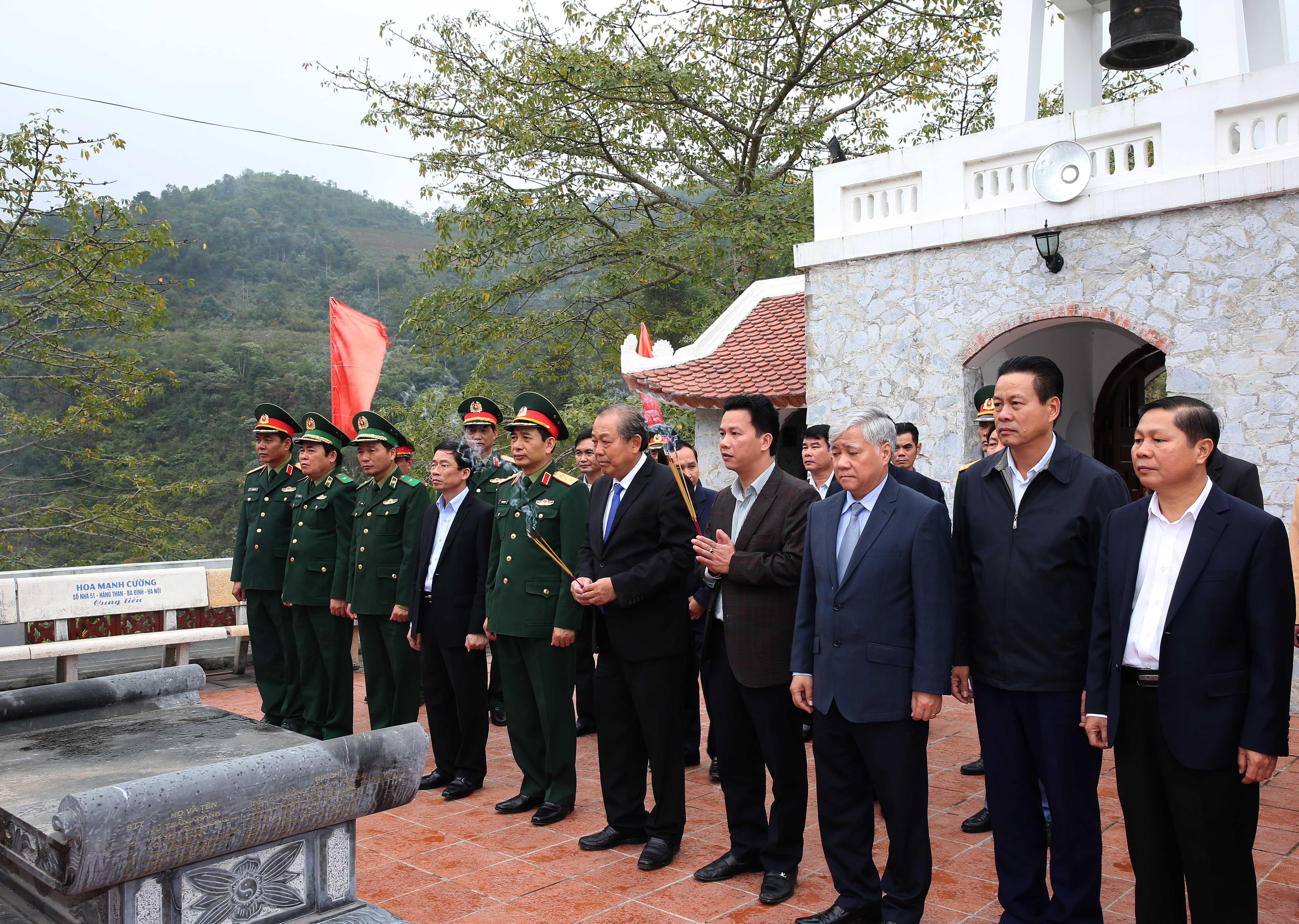 Phó Thủ tướng thăm điểm cao 468 tại Vị Xuyên, mặt trận ác liệt trong chiến tranh bảo vệ biên giới phía Bắc. - Ảnh: VGP/Lê Sơn