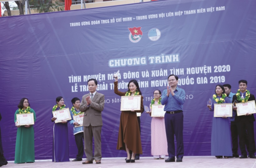 Đại diện Trung ương Đoàn TNCS Hồ Chí Minh trao Giải thưởng Tình nguyện Quốc gia 2019 cho các tập thể và cá nhân xuất sắc