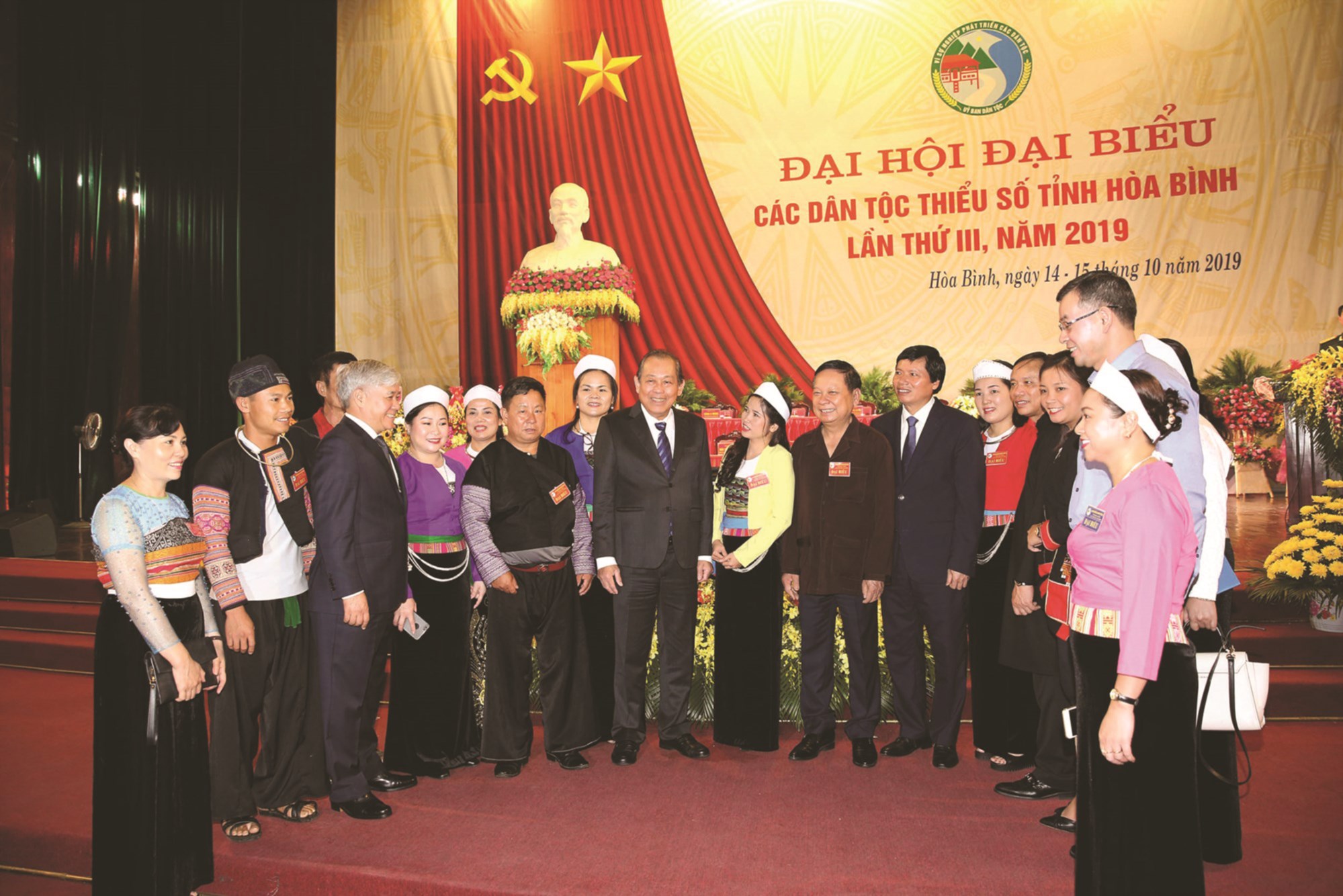 Phó Thủ tướng Thường trực Chính phủ Trương Hòa Bình và Bộ trưởng, Chủ nhiệm Ủy ban Dân tộc Đỗ Văn Chiến trò chuyện cùng đại biểu tham dự Đại hội Đại biểu các DTTS tỉnh Hòa Bình lần thứ III, năm 2019.