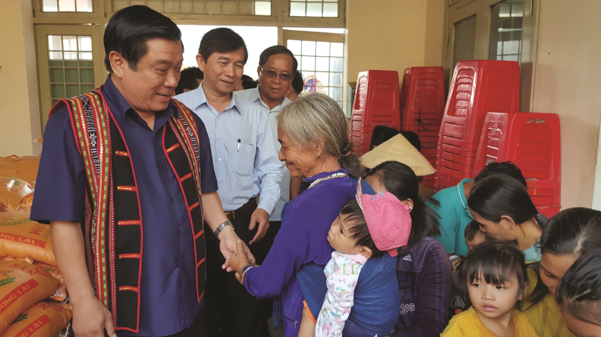 Lãnh đạo tỉnh Bình Định thăm và động viên bà con xã An Dũng yên tâm về nơi ở mới.