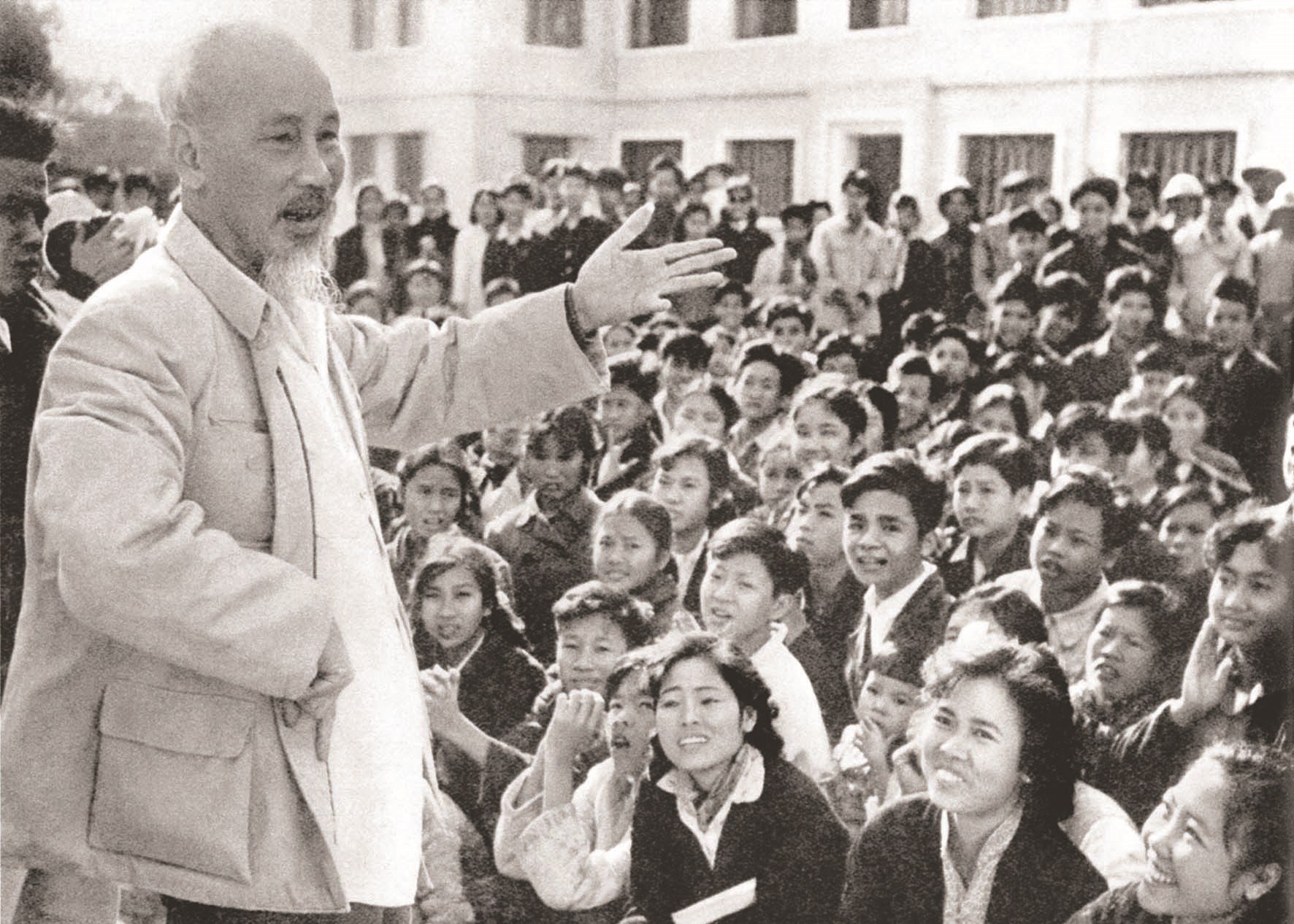 Chủ tịch Hồ Chí Minh nói chuyện với học sinh Trường Nghệ thuật Sân khấu Trung ương ở khu văn công Mai Dịch, Hà Nội, ngày 25/11/1961. (Ảnh tư liệu)