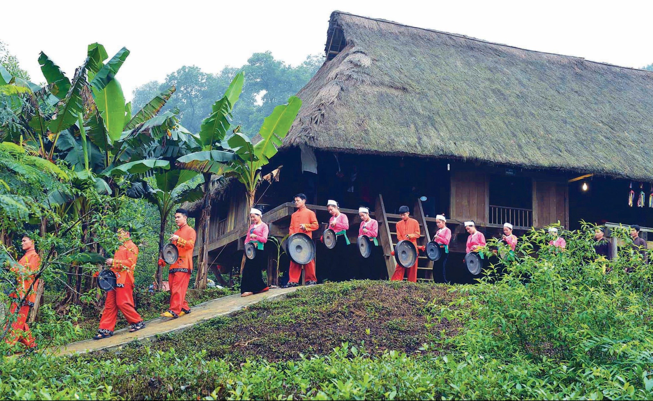  Tiếng chiêng Mường vang lên tại Làng Văn hóa - Du lịch các dân tộc Việt Nam