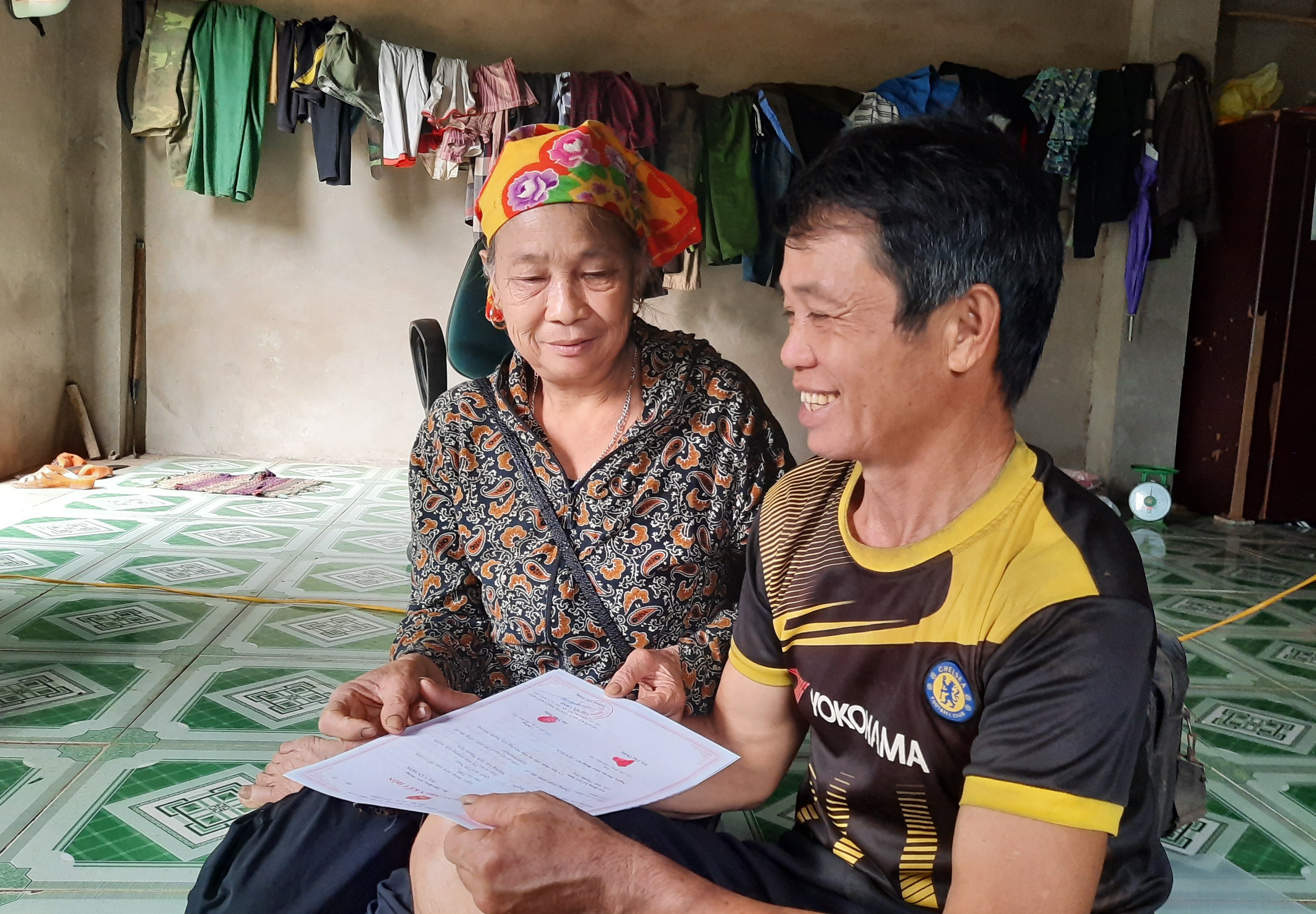  Vợ chồng ông Hà Văn Mồn vui vẻ khoe tờ đăng ký kết hôn
