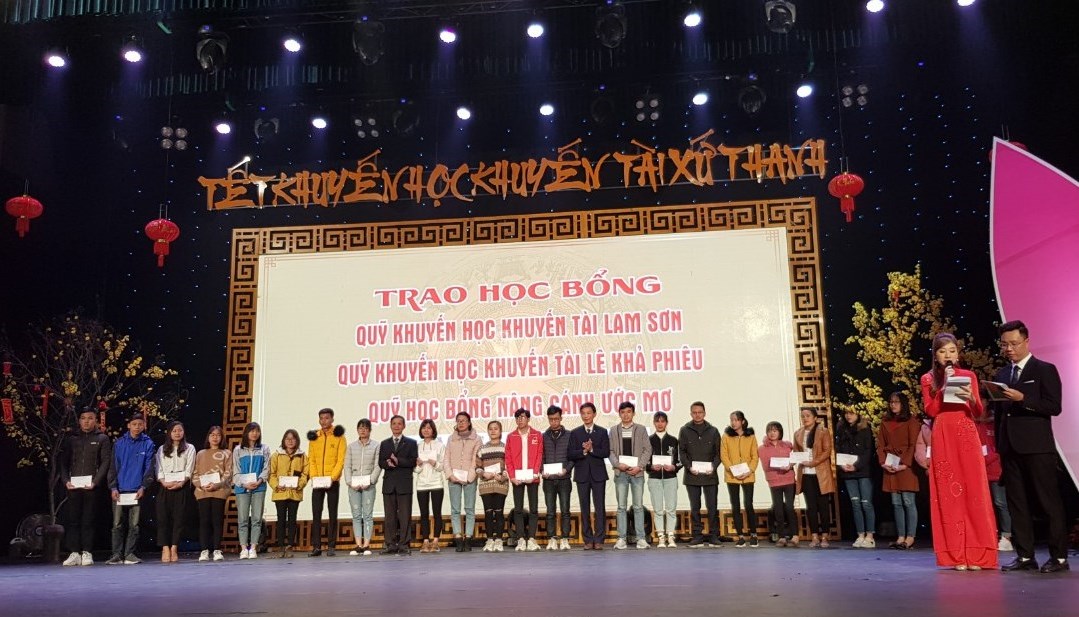 Đại diện lãnh đạo tỉnh Thanh Hóa trao học bổng cho HSSV năm 2020
