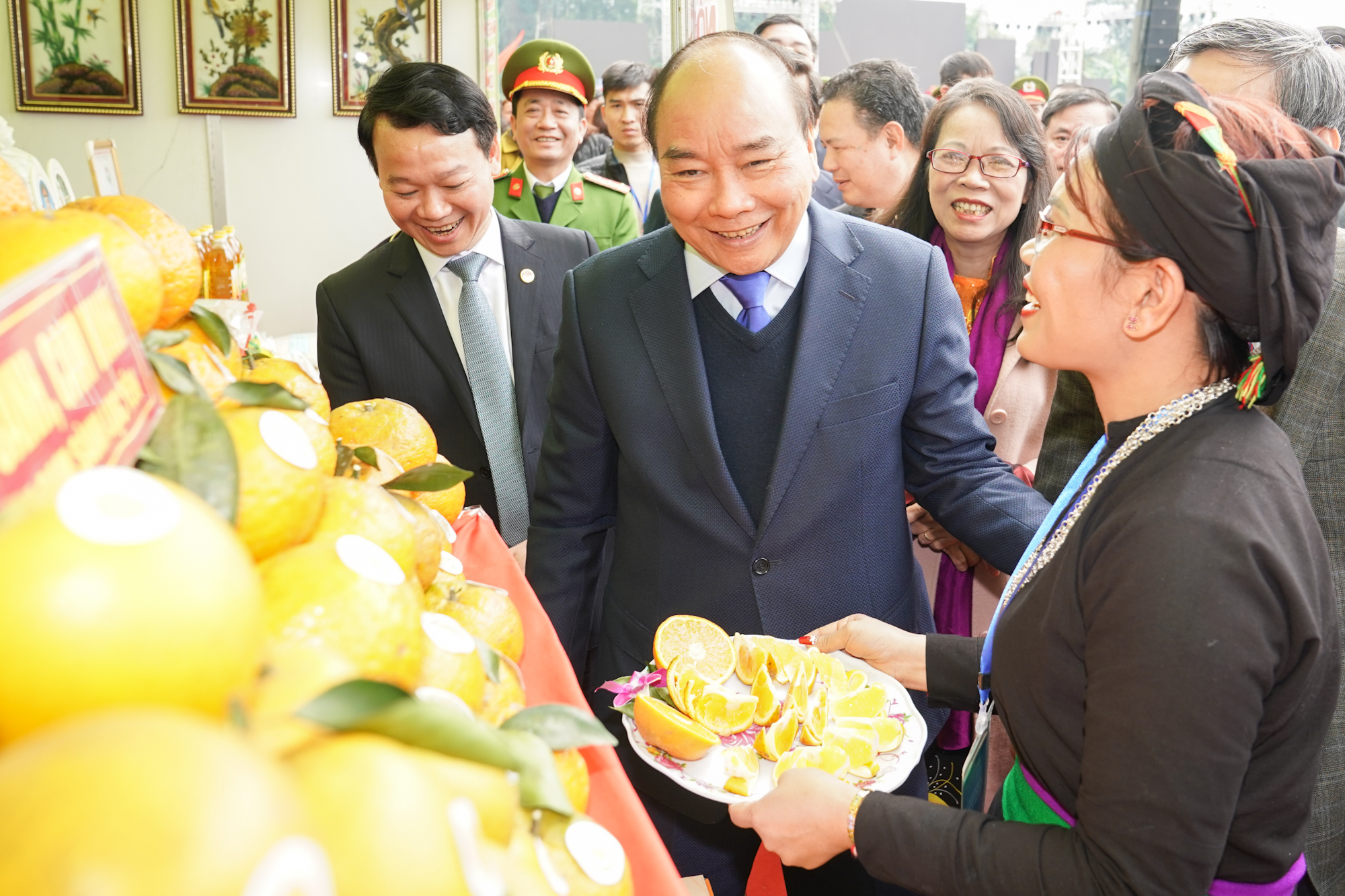Thủ tướng tham quan gian hàng trưng bày đặc sản của địa phương - Ảnh: VGP/Quang Hiếu