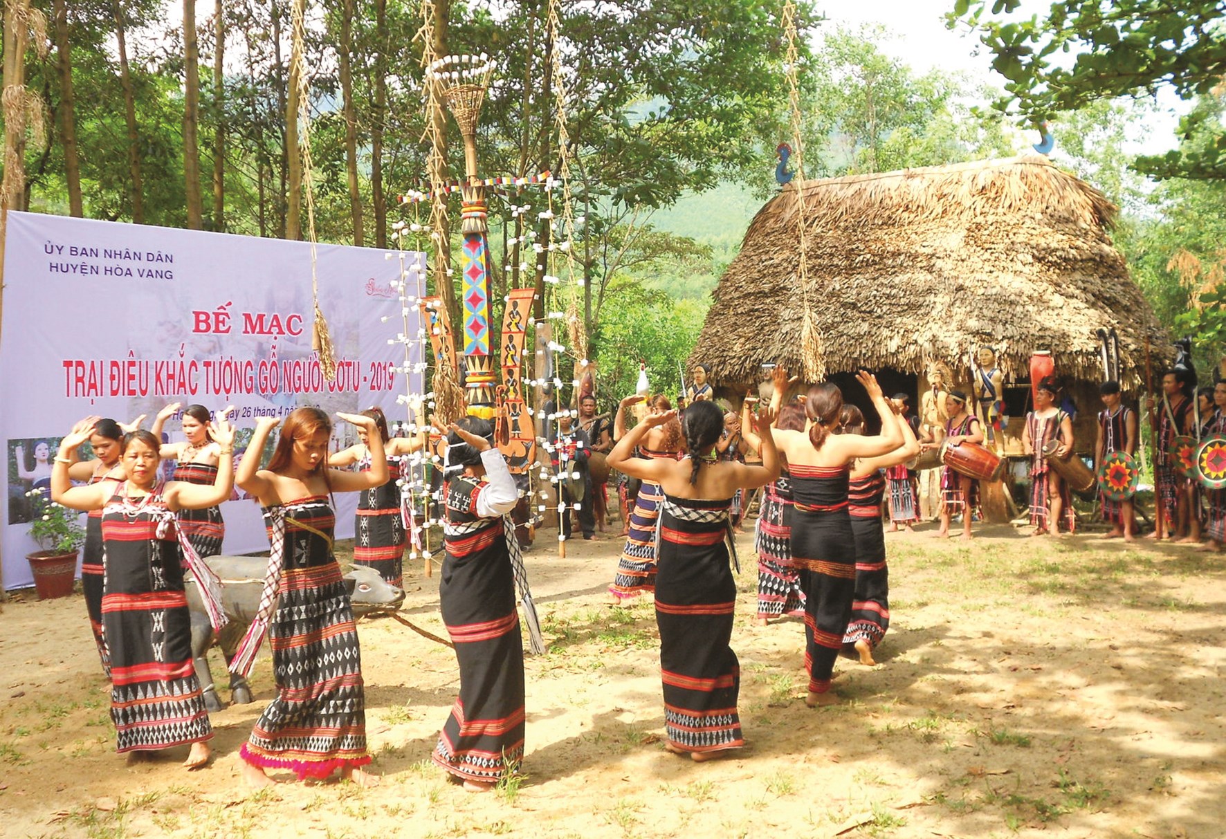 Đồng bào Cơ Tu thôn Phú Túc biểu diễn điệu múa tung tung - Za zá truyền thống