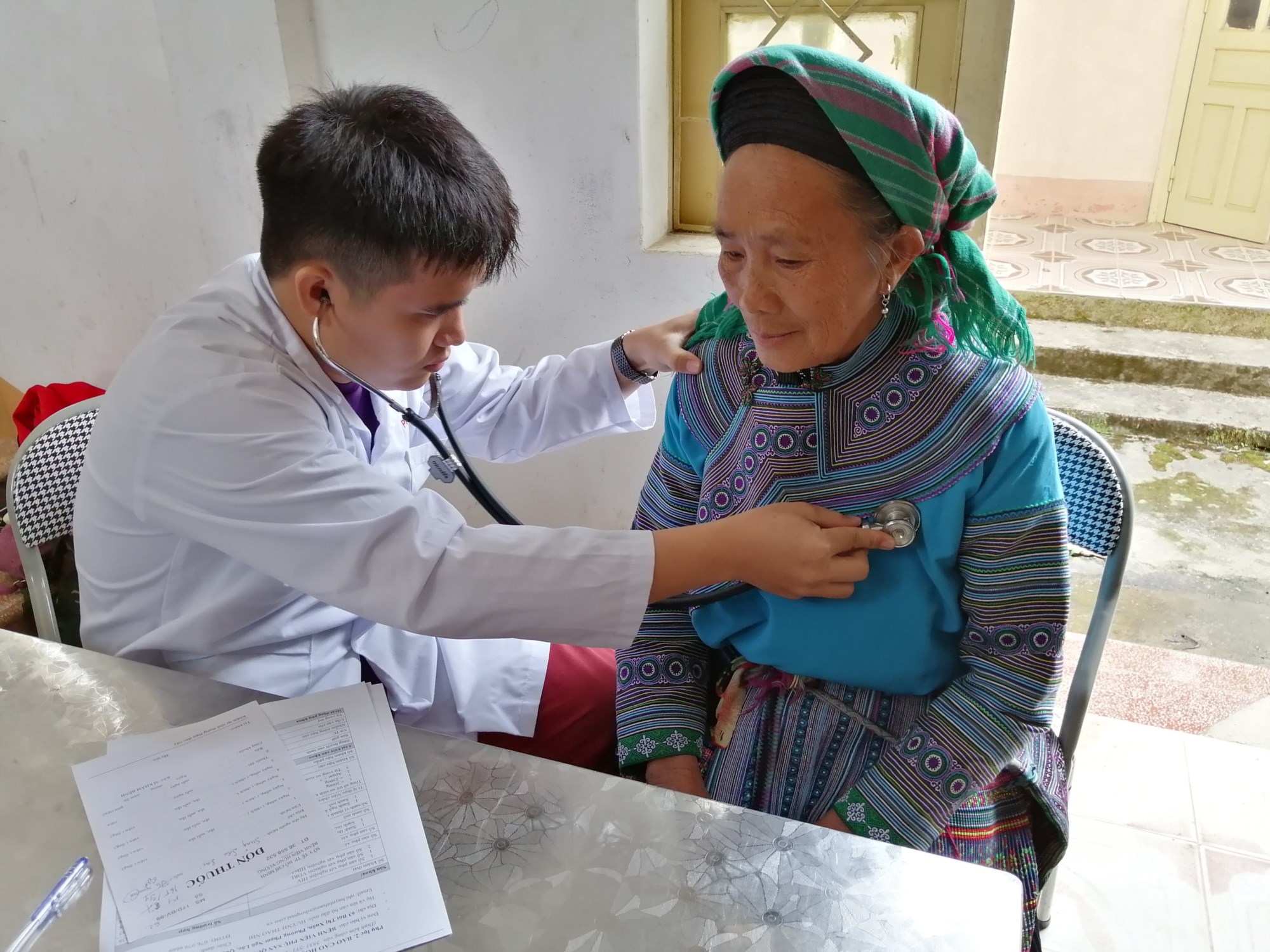 Các y bác sỹ Bệnh viện Hùng Vương TP. Hồ Chí Minh khám chữa bệnh cho bà con xã Pha Long, huyện Mường Khương, tỉnh Lào Cai