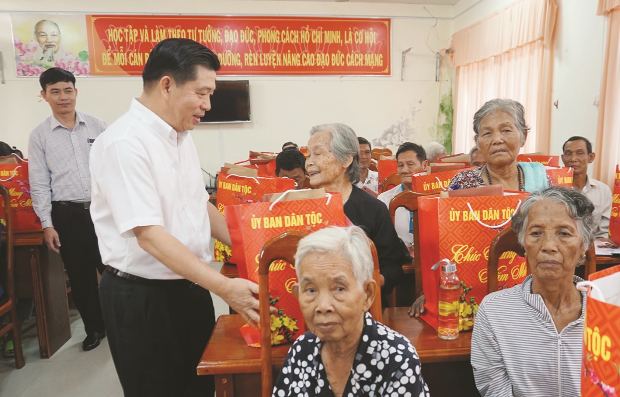 Thứ trưởng, Phó Chủ nhiệm Lê Sơn Hải trao quà cho các hộ đồng bào DTTS nghèo tại xã Khánh Hưng