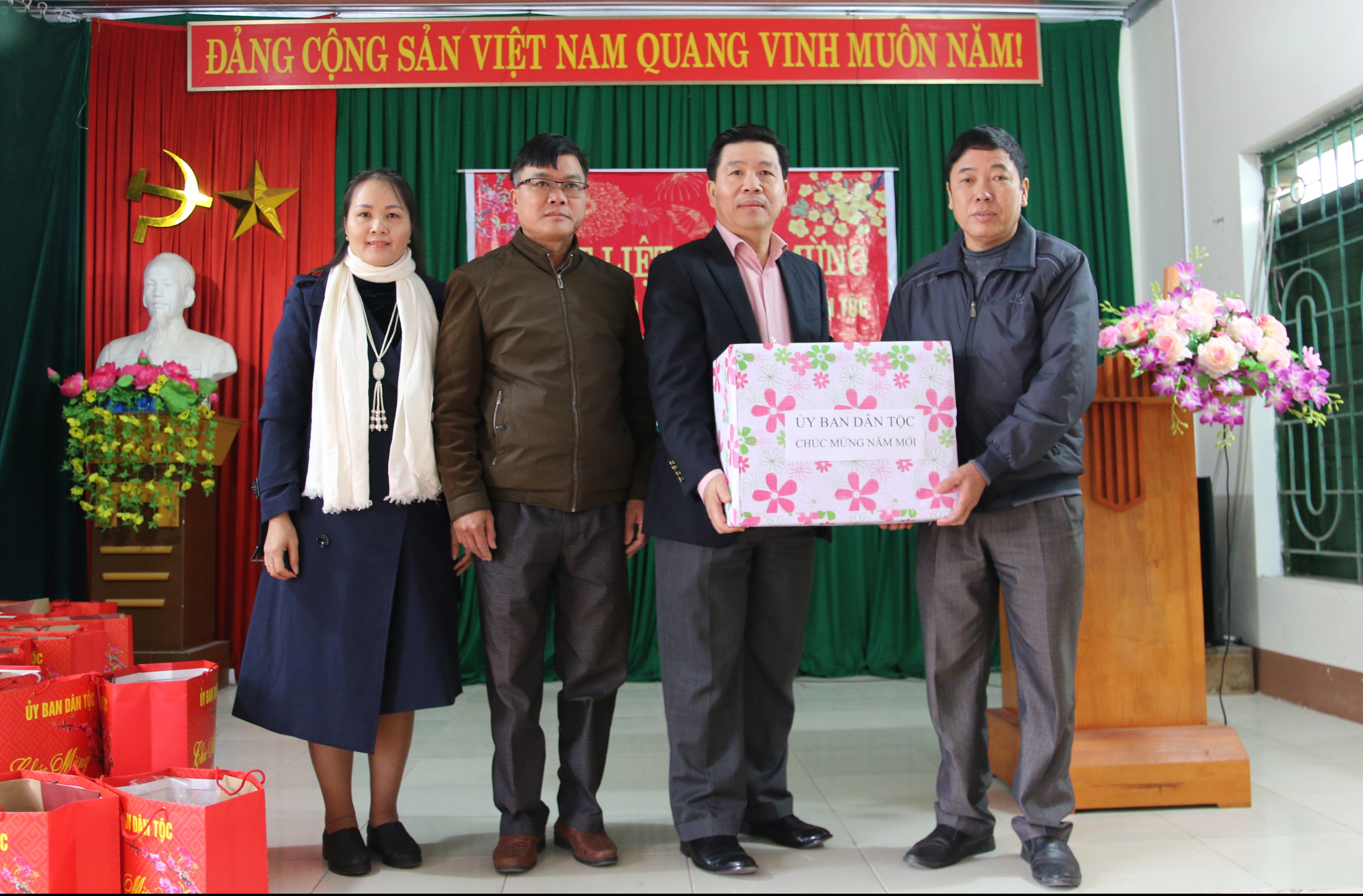 Thứ trưởng, Phó Chủ nhiệm UBDT Lê Sơn Hải tặng quà Tết cho UBND xã Sơn Hải, huyện Lục Ngạn
