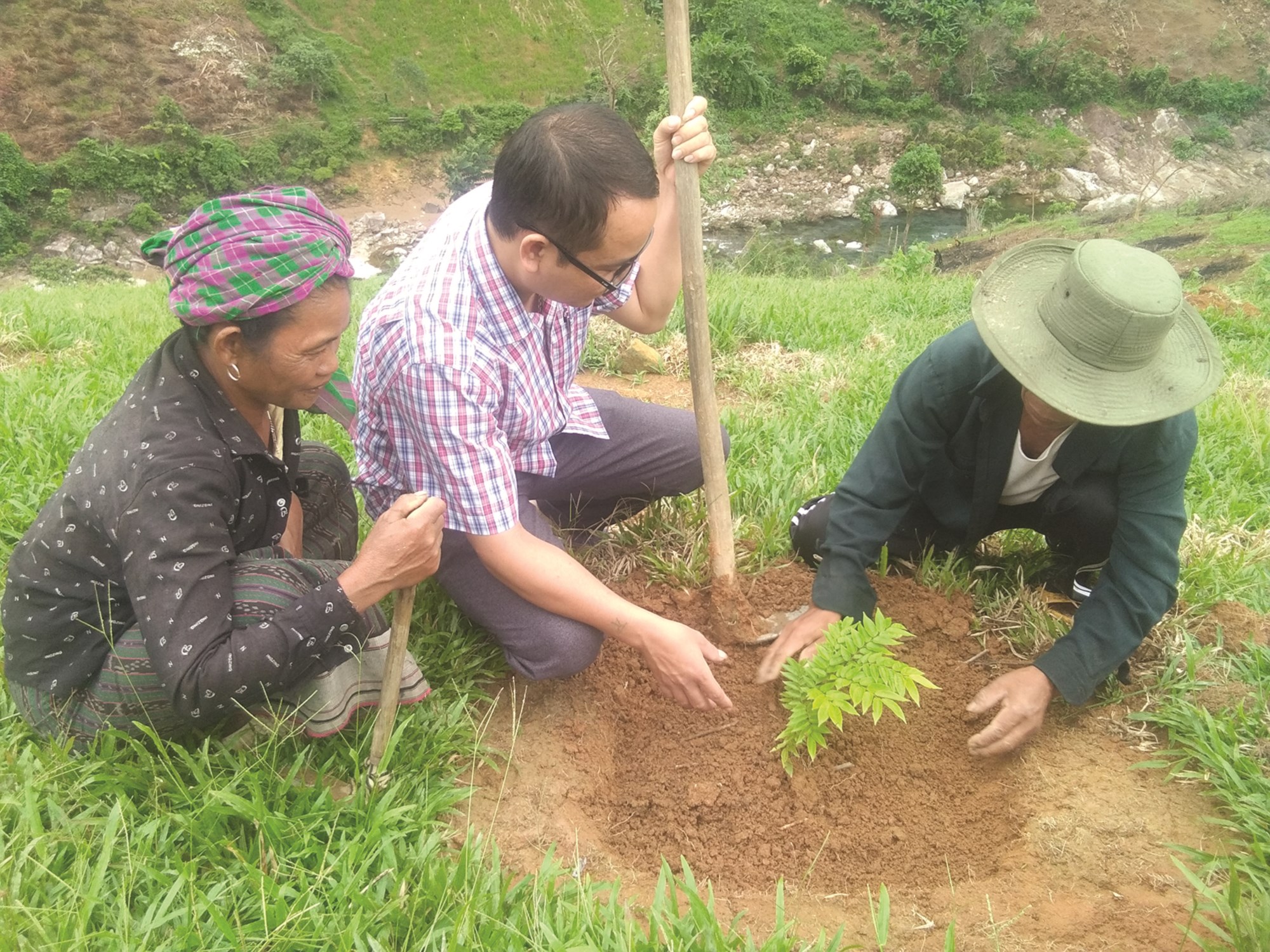Đảng viên Đinh Tiến Dũng hướng dẫn kỹ thuật trồng cây huê cho gia đình ông Hồ Khiên