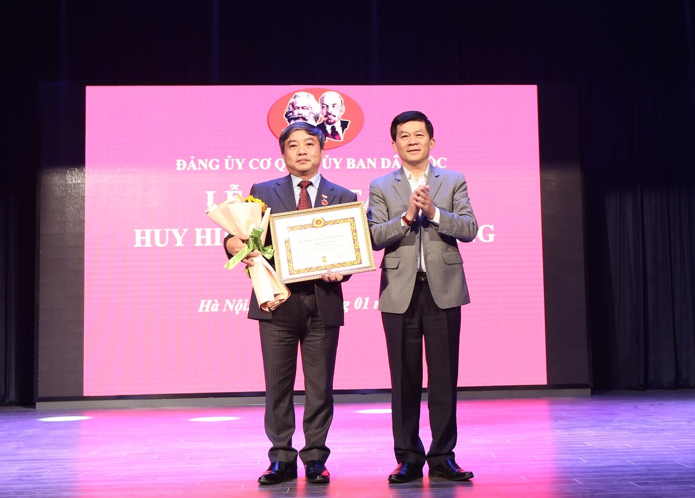 Bí thư Đảng ủy Nông Quốc Tuấn trao Huy hiệu 30 năm tuổi Đảng cho đảng viên Phạm Chí Trung