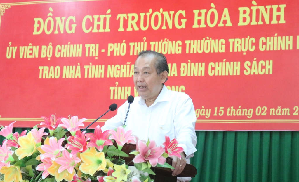Phó Thủ tướng Thường trực Chính phủ Trương Hòa Bình nói chuyện với các gia đình chính sách