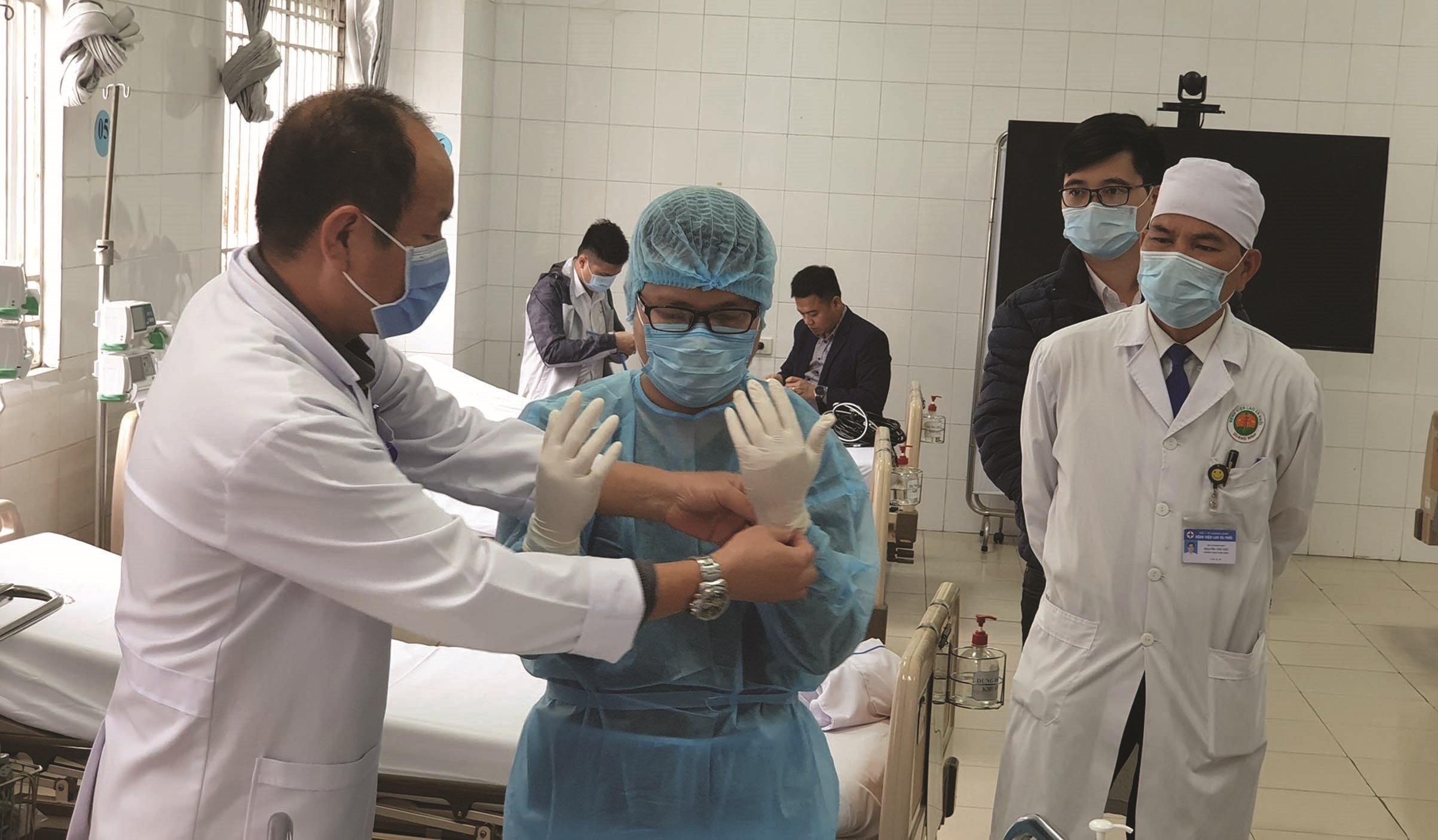 Bác sĩ Nguyễn Quốc Hùng Giám đốc Bệnh viện dã chiến số 2, tỉnh Quảng Ninh hướng dẫn nhân viên y tế xử lý tình huống tại Bệnh viện dã chiến