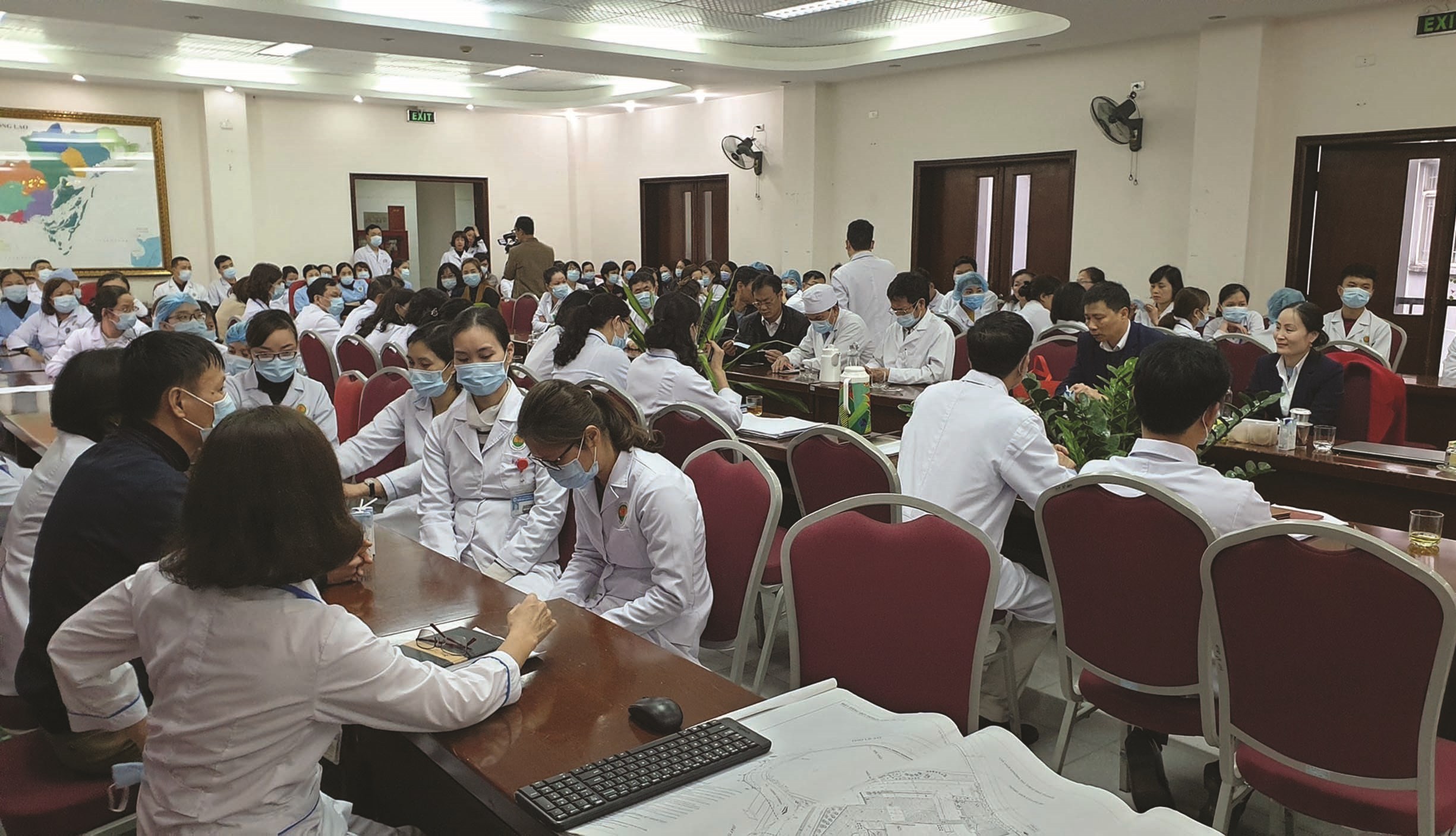 Buổi tập huấn kiến thức về phòng chống Covid-19 cho y, bác sĩ nhận nhiệm vụ tại Bệnh viện dã chiến Quảng Ninh