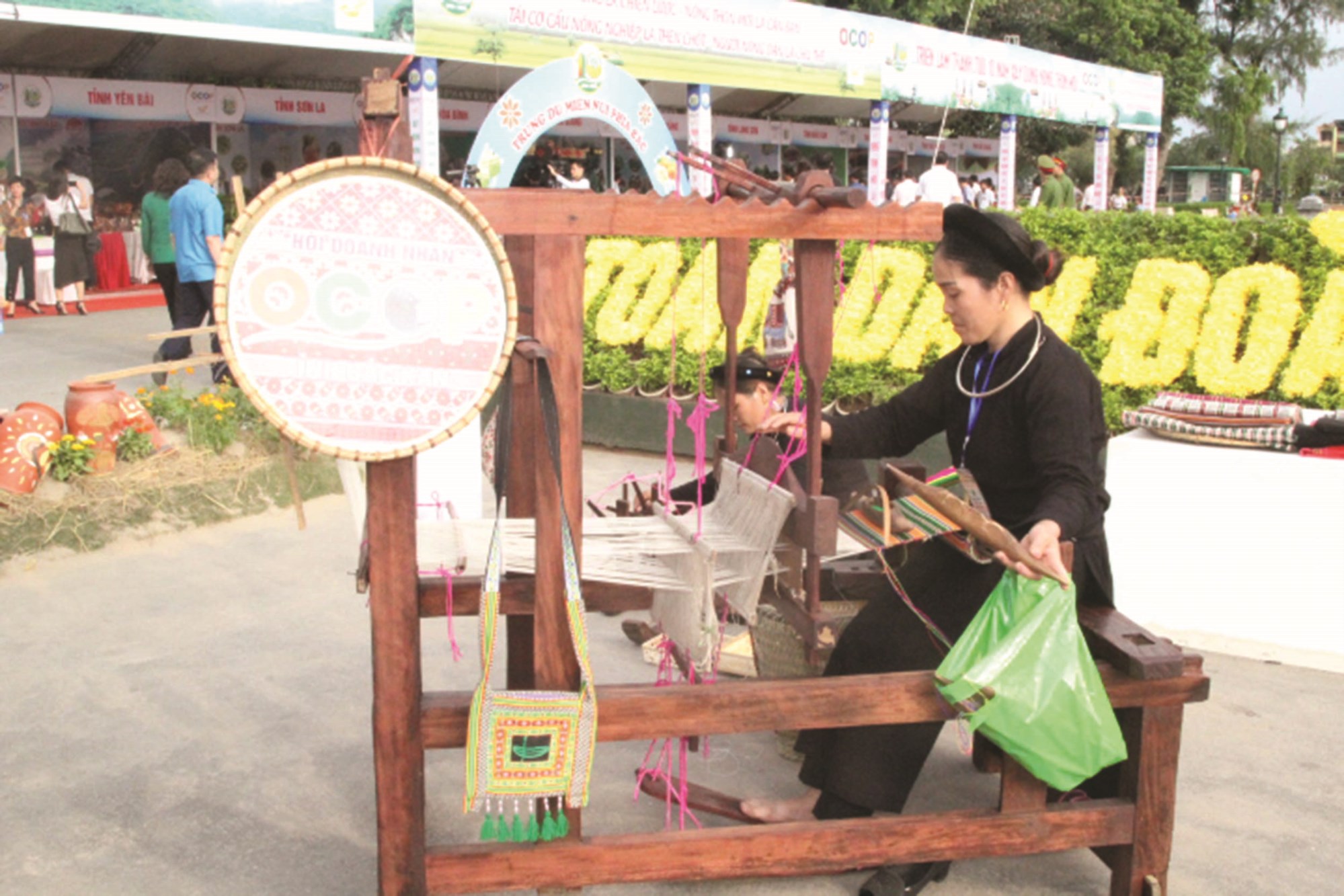 Các thành viên HTX dệt Yến Dương trình diễn nghề dệt truyền thống của dân tộc Tày