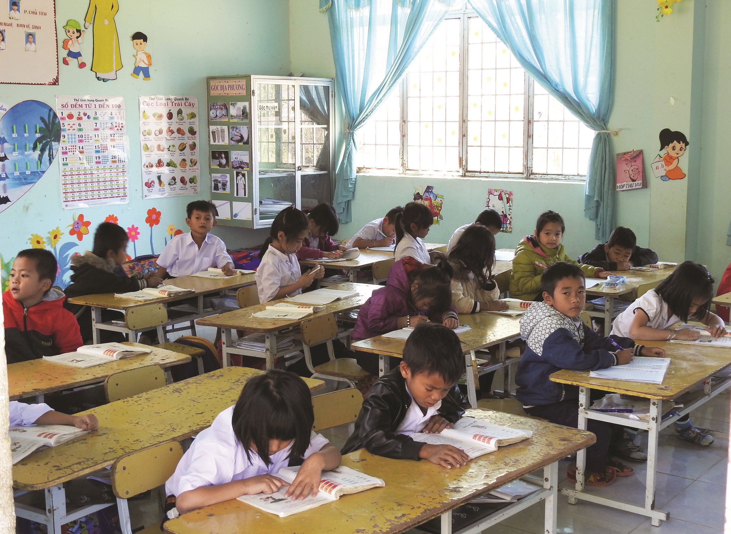 Trẻ em dân tộc Brâu học tại điểm trưởng thôn Đăk Mế