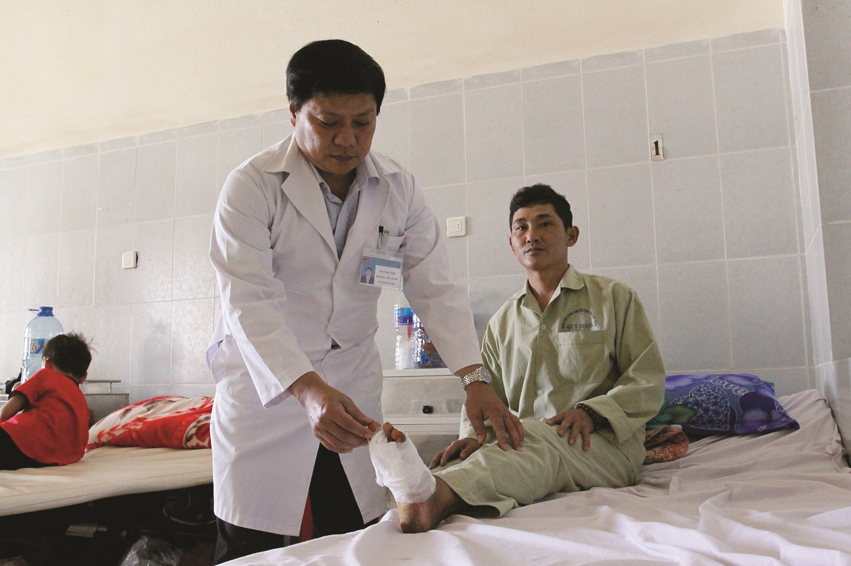 Mặc dù công việc bận nhưng hằng ngày, bác sĩ Võ Văn Việt vẫn dành thời gian thăm khám cho bệnh nhân