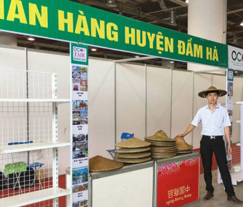 Nón “Đại Hiệp” được bày bán tại hội chợ OCOP Hạ Long, Quảng Ninh.
