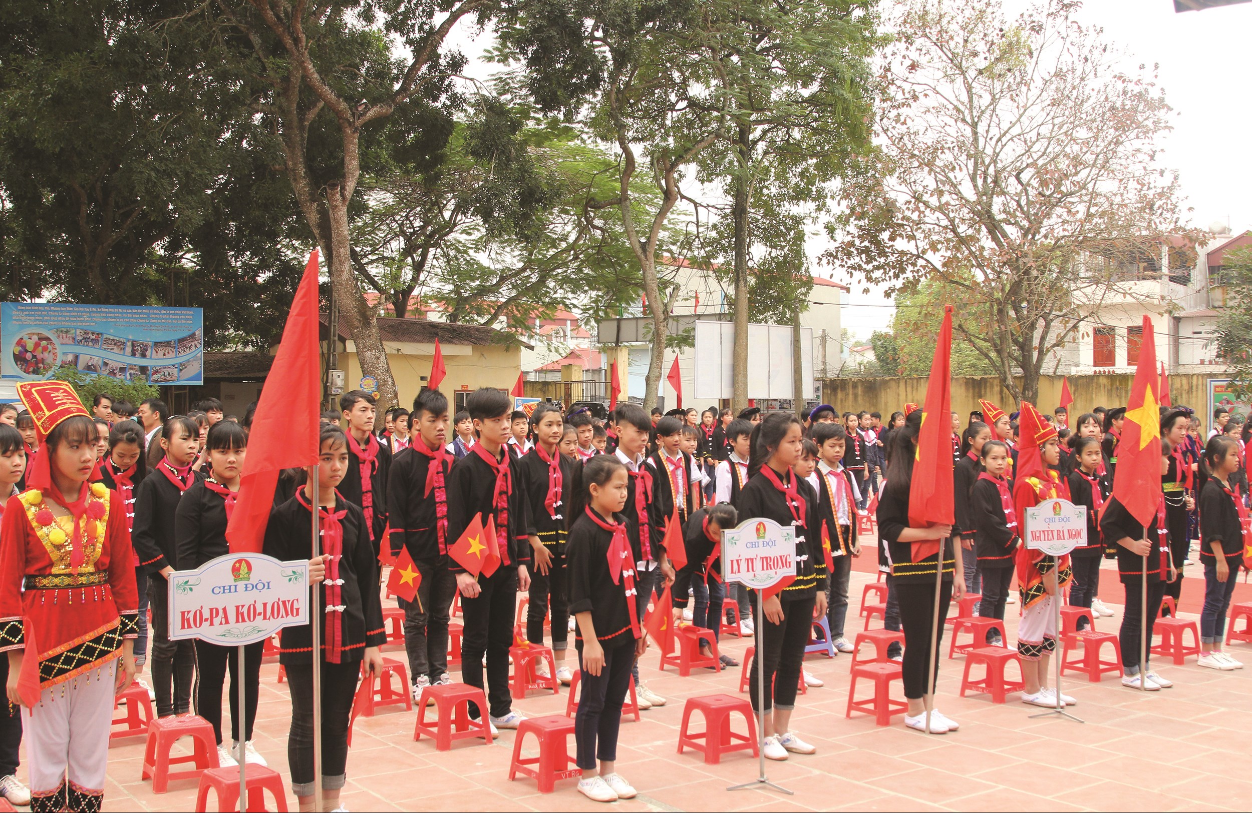Mỗi năm vẫn có hàng nghìn học sinh DTTS cấp THCS bỏ học. (Trong ảnh: Các em học sinh DTTS tỉnh Bắc Giang)