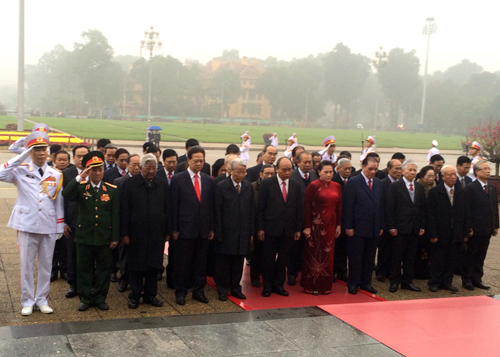 Đoàn lãnh đạo Đảng, Nhà nước vào Lăng viếng Chủ tịch Hồ Chí Minh. Ảnh: VGP/Nguyễn Hoàng