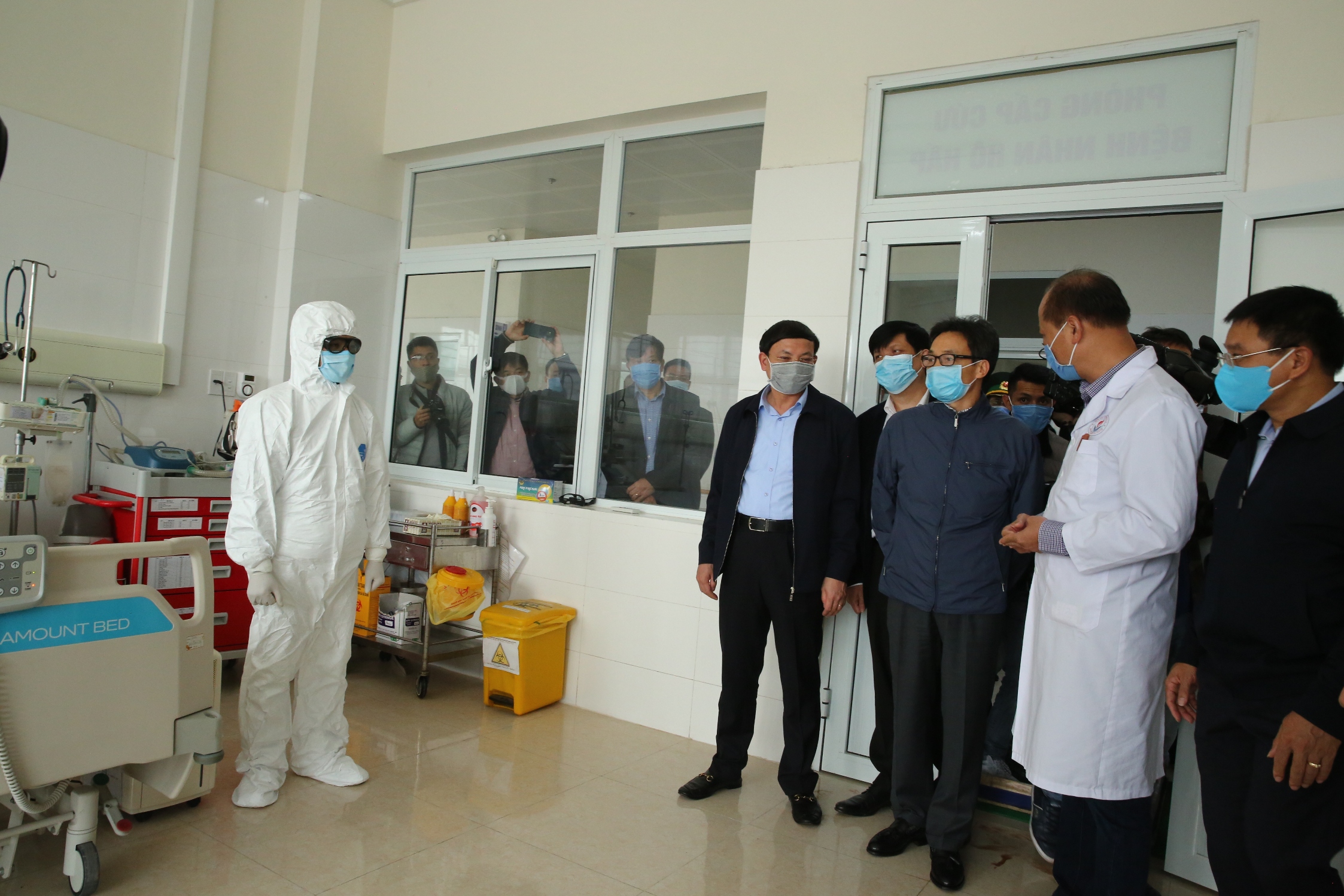 Phó Thủ tướng Vũ Đức Đam kiểm tra công tác phòng chống dịch bệnh tại Quảng Ninh. Ảnh VGP/Trần Mạnh