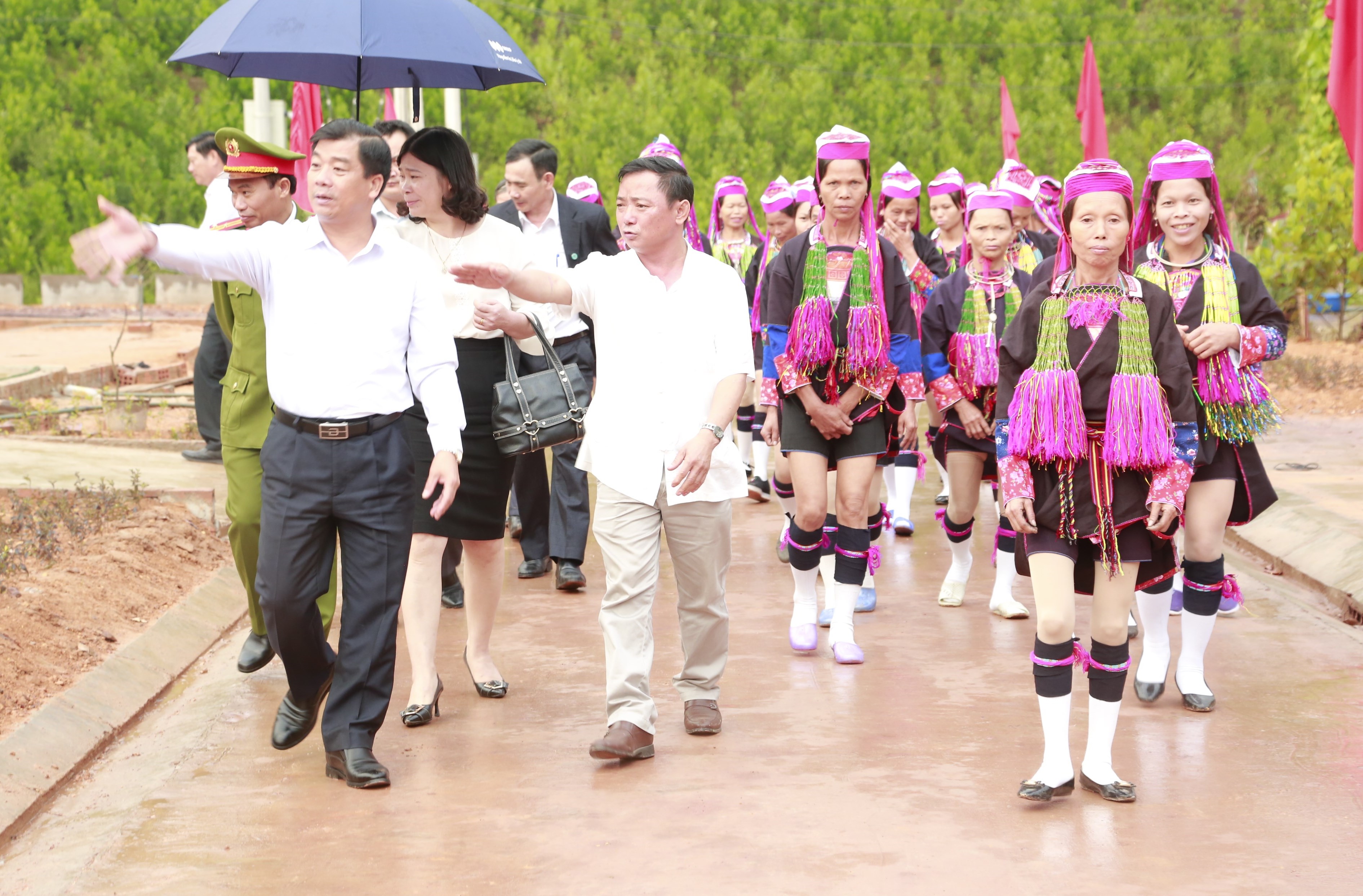 Bí thư Huyện ủy, Chủ tịch UBND huyện Tiên Yên Hà Hải Dương (ngoài cùng bên trái) trao đổi với cán bộ xã Hà Lâu về phát triển vườn rau mẫu ở thôn Khe Lẹ
