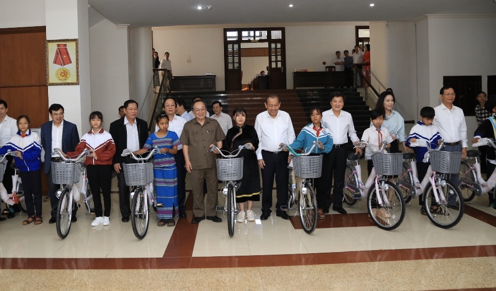 Phó Thủ tướng Thường trực Chính phủ Trương Hòa Bình tặng xe đạp cho học sinh DTTT tỉnh Đăk Nông vượt khó học giỏi