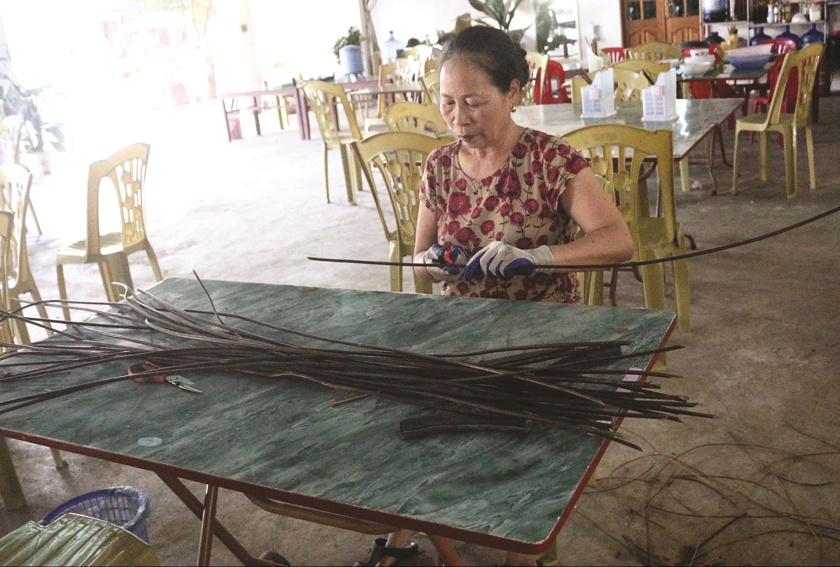 Cơ sở làm ống hút từ cây dương xỉ thay thế ống hút nhựa của gia đình ông Đào Xuân Quỳnh, bản Trung Tâm, xã Nà Tấu (huyện Ðiện Biên)