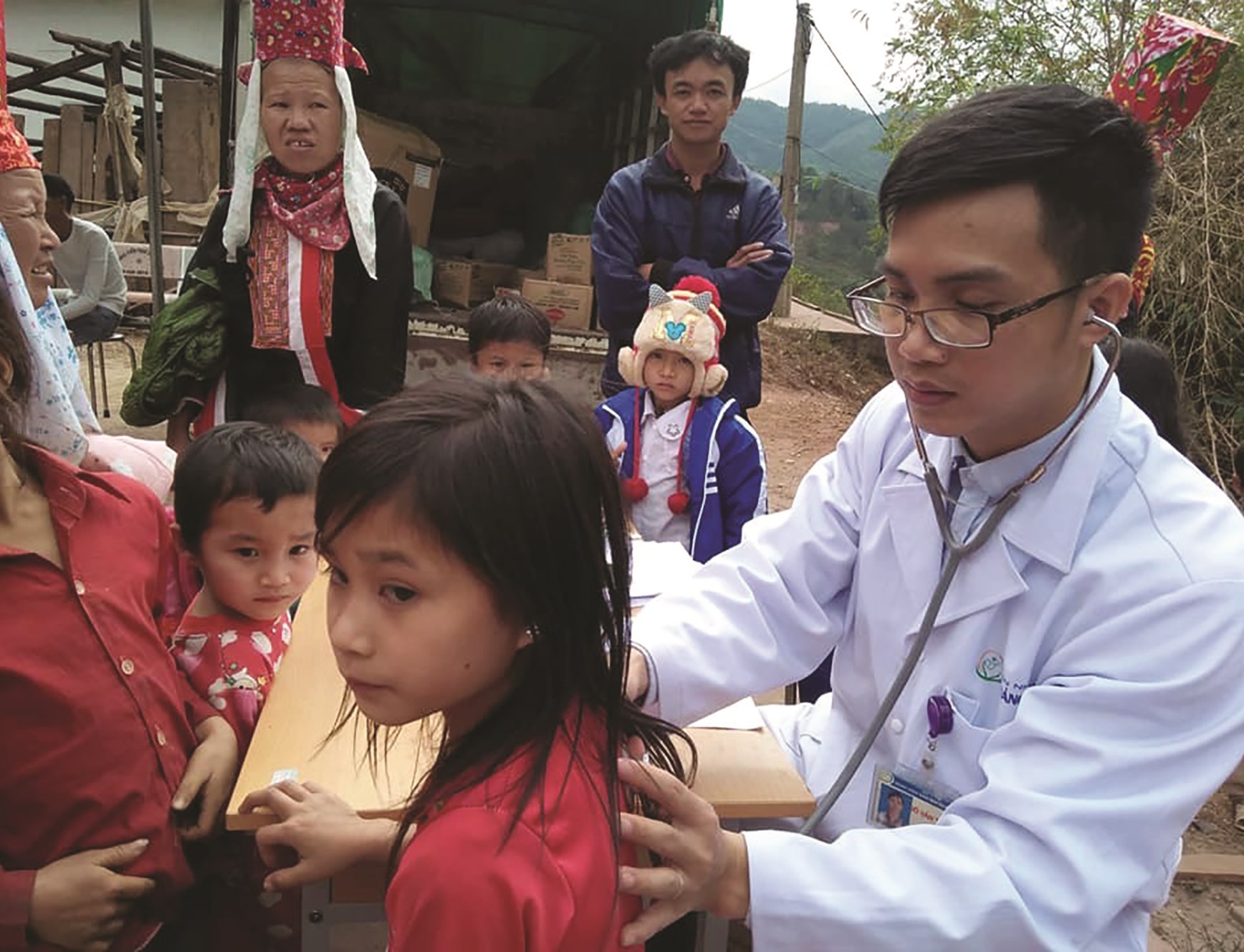 Bác sĩ Trung tâm Y tế huyện Bình Liêu (Quảng Ninh) khám sức khỏe cho trẻ em. 