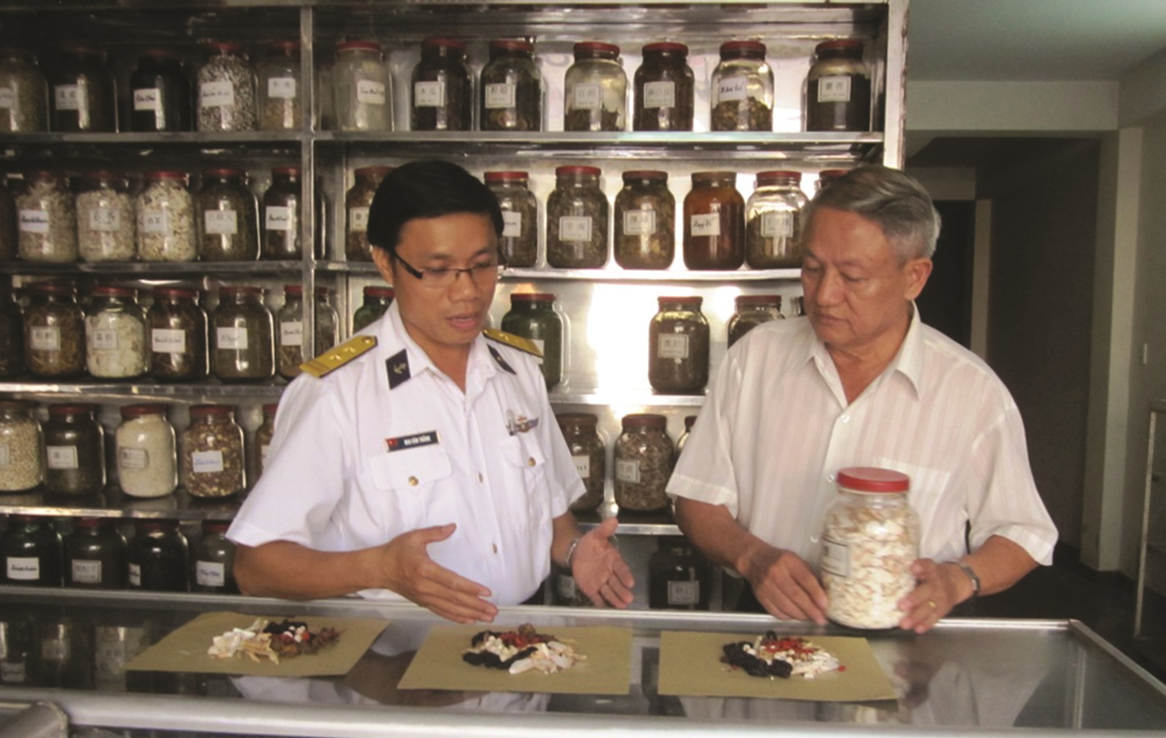 Lương y Lê Hữu Ngàn (bên phải) giới thiệu các bài thuốc