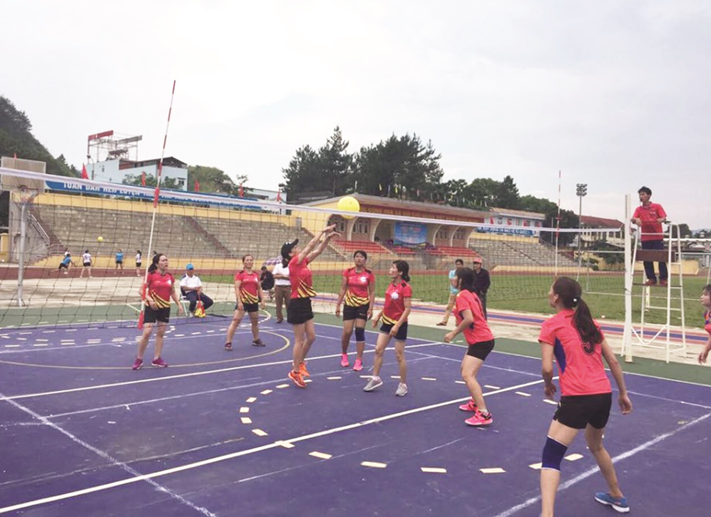 Các sân bóng chuyền tỉnh Lai Châu thu hút đông đảo người dân đến tập luyện