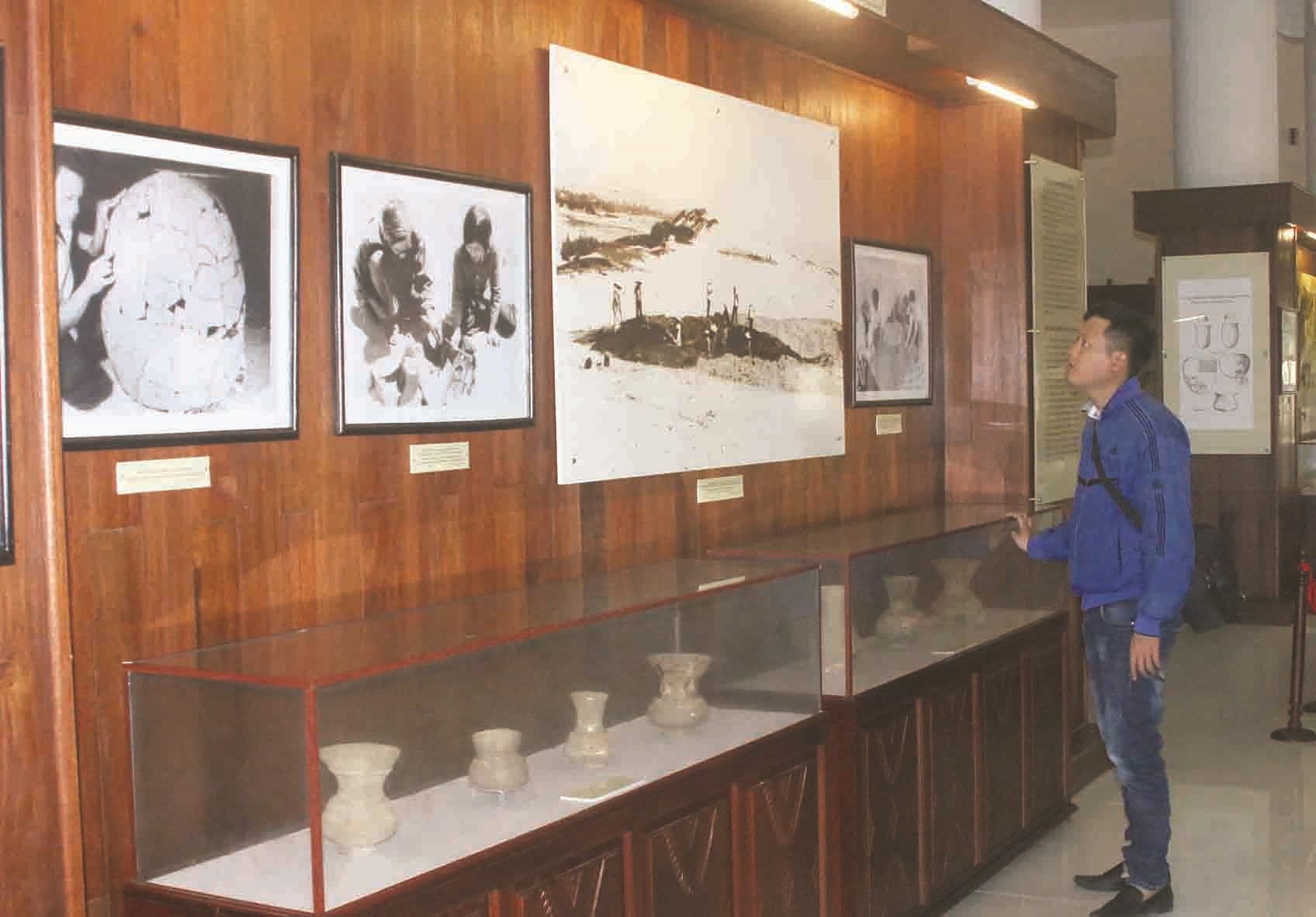 Khách đến thăm quan Nhà trưng bày văn hóa Sa Huỳnh chủ yếu để xem ảnh