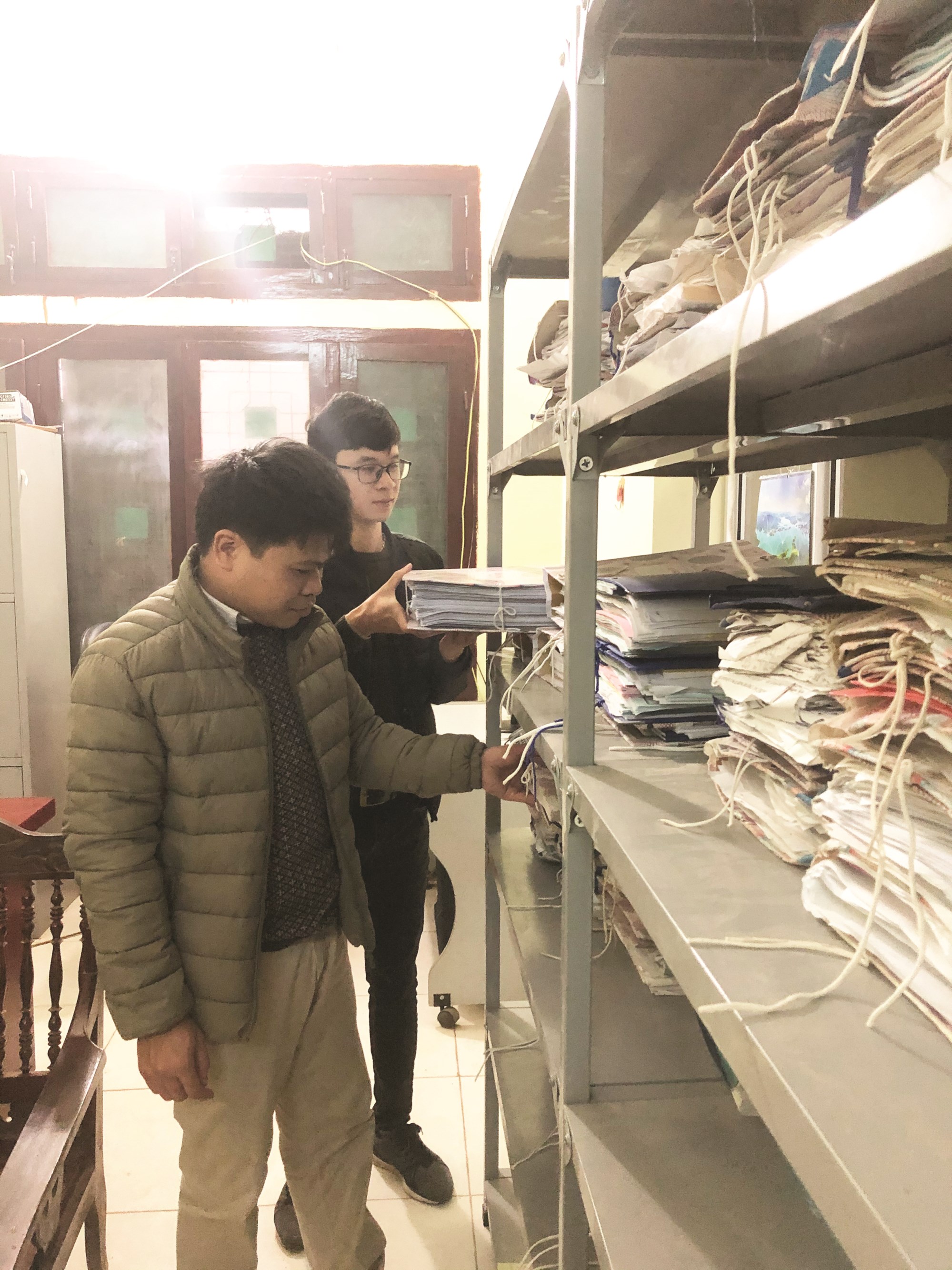 Cán bộ Phòng Nông nghiệp huyện Trà Lĩnh sắp xếp hồ sơ, chuẩn bị cho việc di chuyển, sáp nhập với huyện Trùng Khánh.