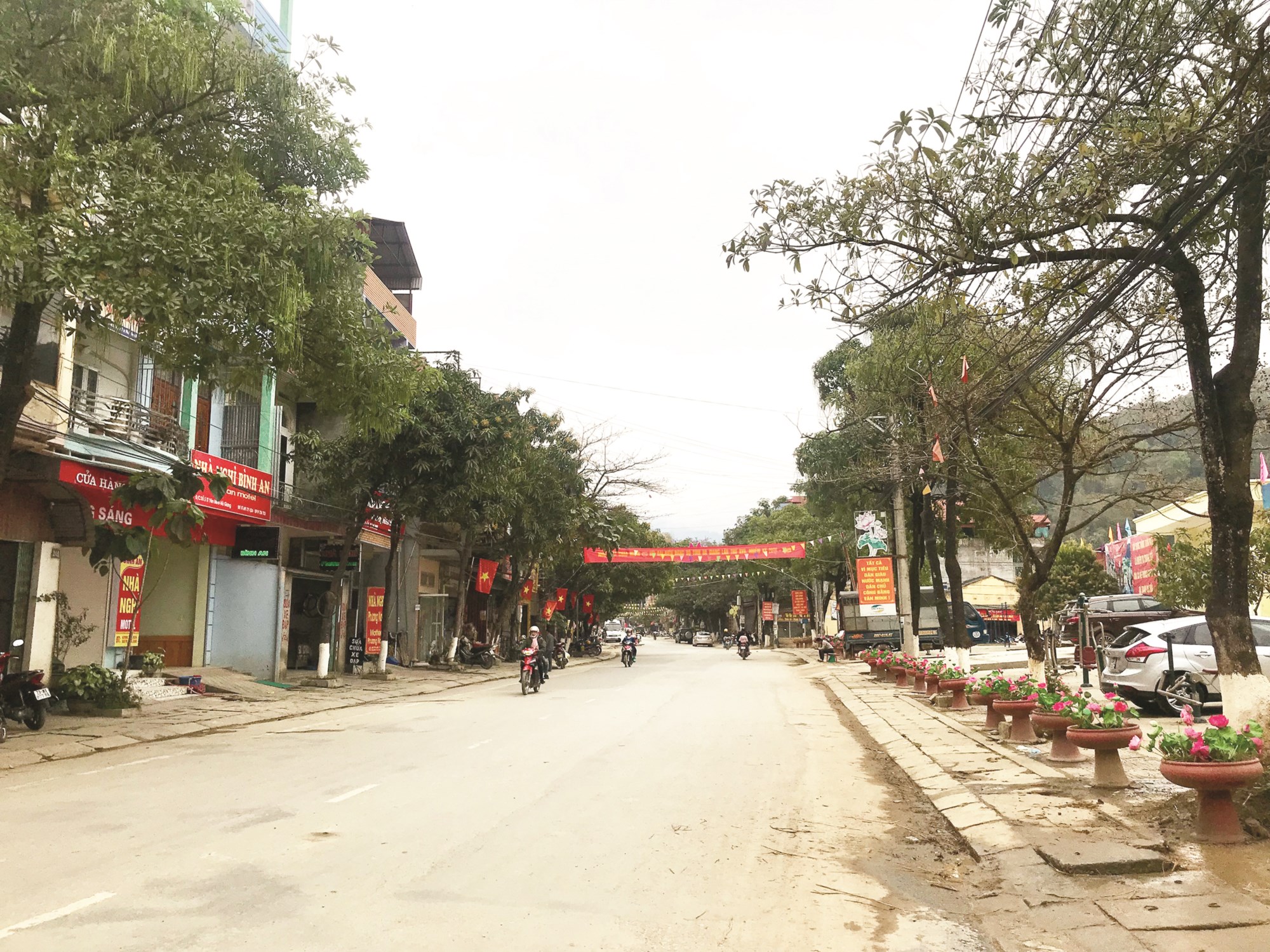 Trung tâm thị trấn Tam Sơn, huyện Quản Bạ được trang trí băng zôn, cờ hoa chào mừng Đại hội Đảng bộ các cấp